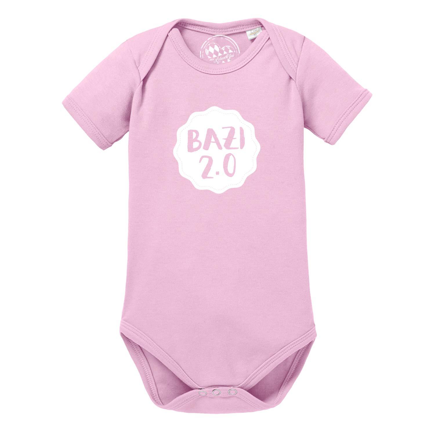 Weißer Babybody mit kurzen Ärmeln, blauem „Bazi 2.0“-Schriftzug und bayerischem Löwenmotiv; aus Baumwolle.