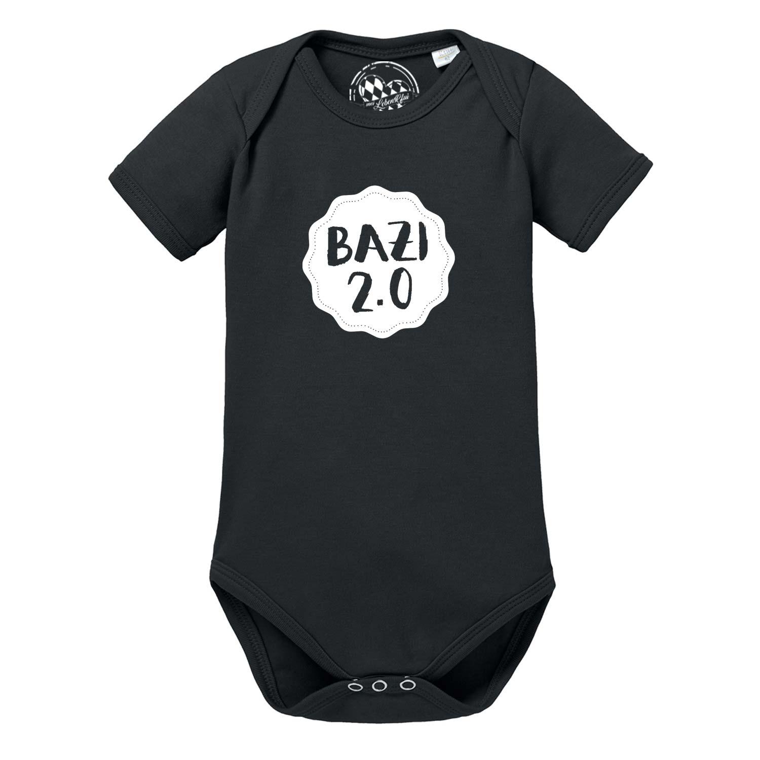 Weißer Babybody mit kurzen Ärmeln, blauem Schriftzug „Bazi 2.0“ und eingewebtem blau-weißem Herzmotiv, aus Baumwolle.