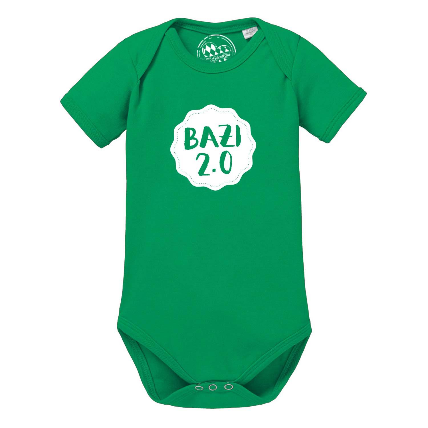Hellblauer Babybody mit kurzem Arm, weißem Frontdruck „Bazi 2.0“ und bayerischem Herz-Motiv aus Baumwolle.