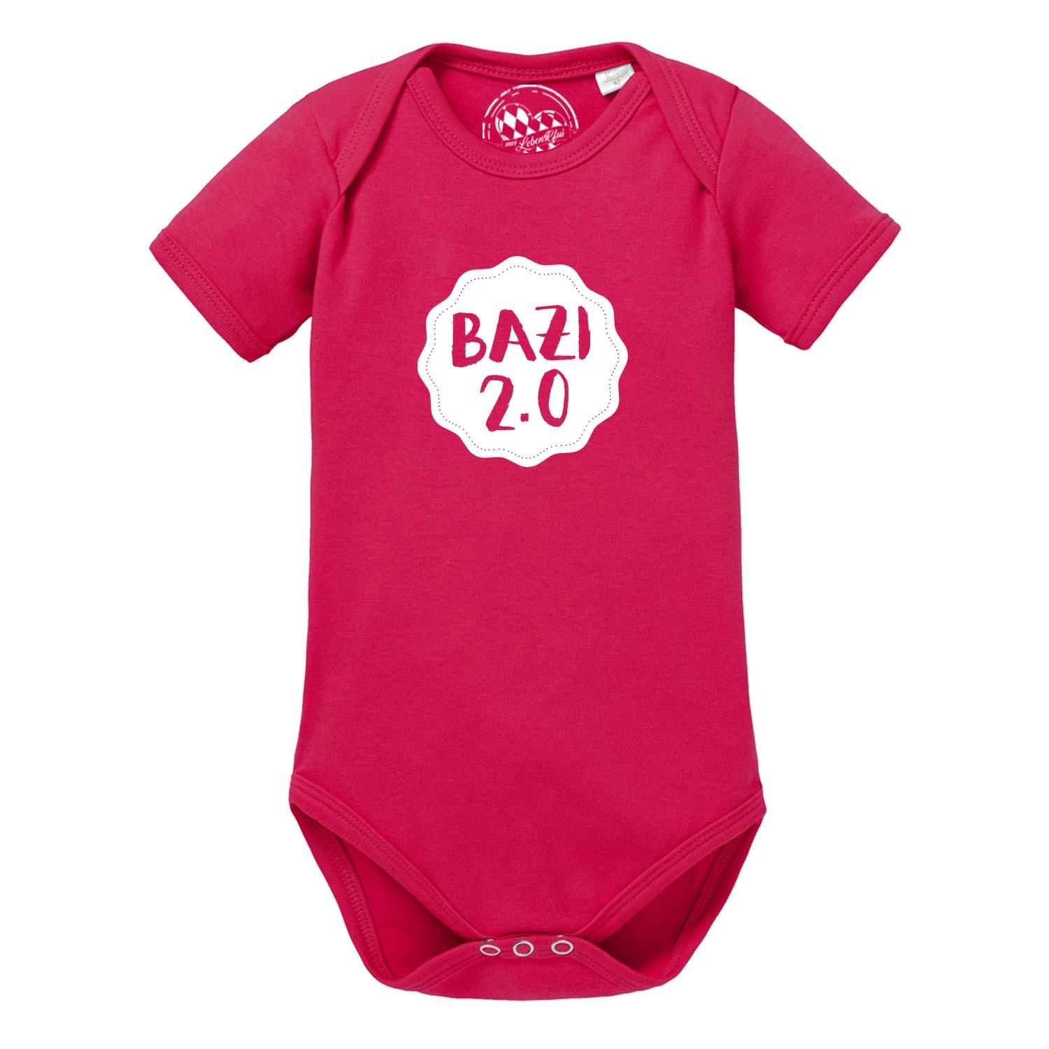 Weißer Baby-Body mit blauem Aufdruck "Bazi 2.0", kurzen Ärmeln und Rundhalsausschnitt aus Baumwolle.