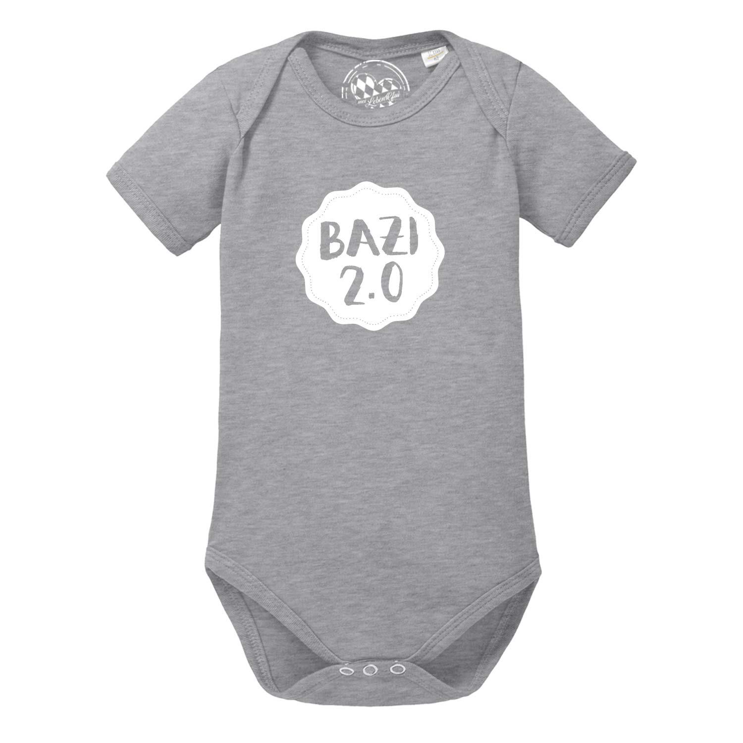 Weißer Babybody mit blauen Ärmeln und Frontprint „Bazi 2.0“ in Blau, runder Ausschnitt, reine Baumwolle.