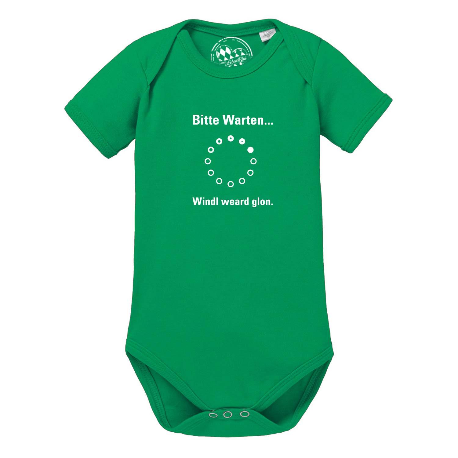 Weißer Babybody mit kurzem Arm, bayerischem Schriftzug „Bitte wartn…“ und blauem Herzmotiv aus reiner Baumwolle.
