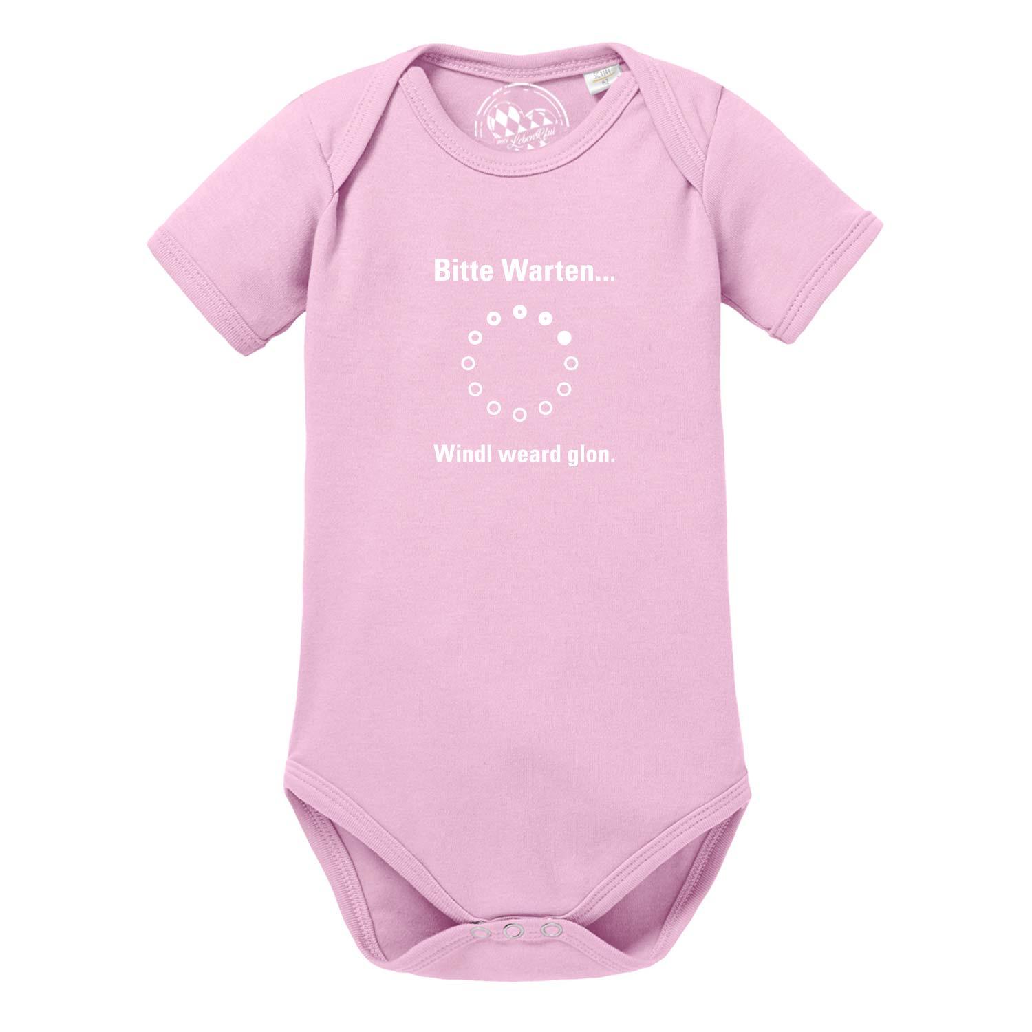Weißer Baby-Body mit kurzem Arm, blauer Aufschrift "Bitte wartn…", weiches Material, Rundhalsausschnitt, aus Baumwolle.