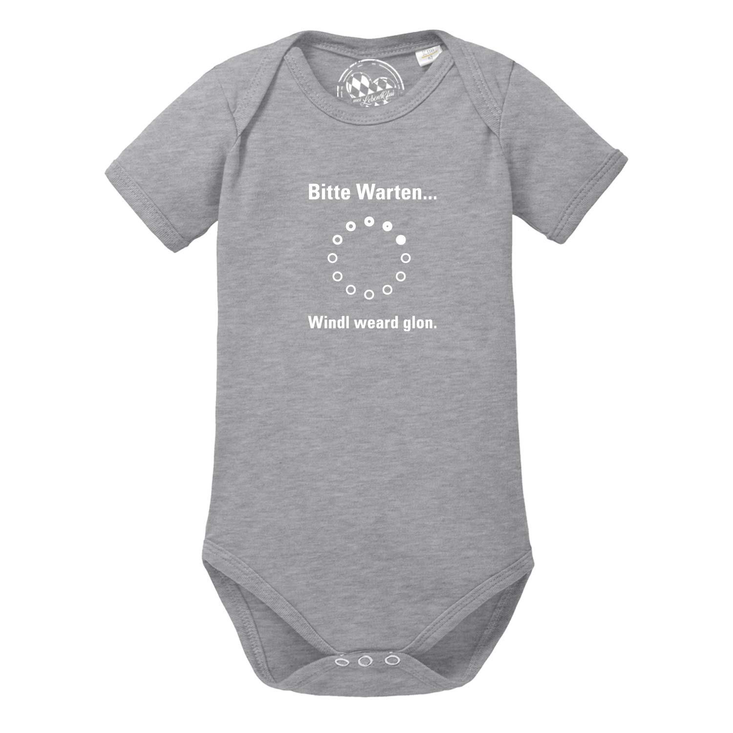 Hellgrauer Babybody mit kurzen Ärmeln, rotem Aufdruck "Bitte wartn…", runder Halsausschnitt, aus Baumwolle.