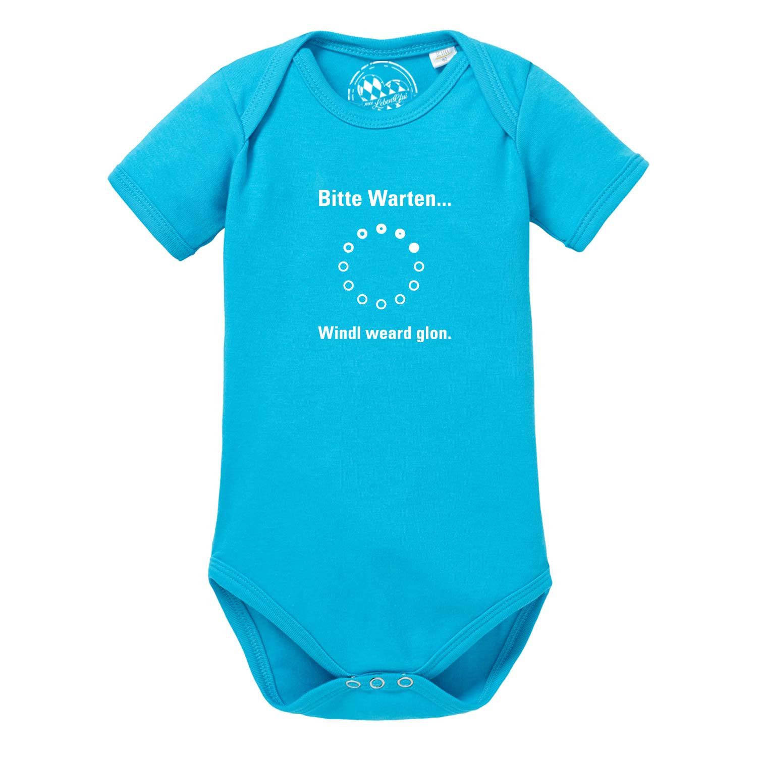 Weißer kurzärmeliger Babybody mit blauer Aufschrift „Bitte wartn…“, Motiv im Verkehrsschild-Stil, aus Baumwolle.