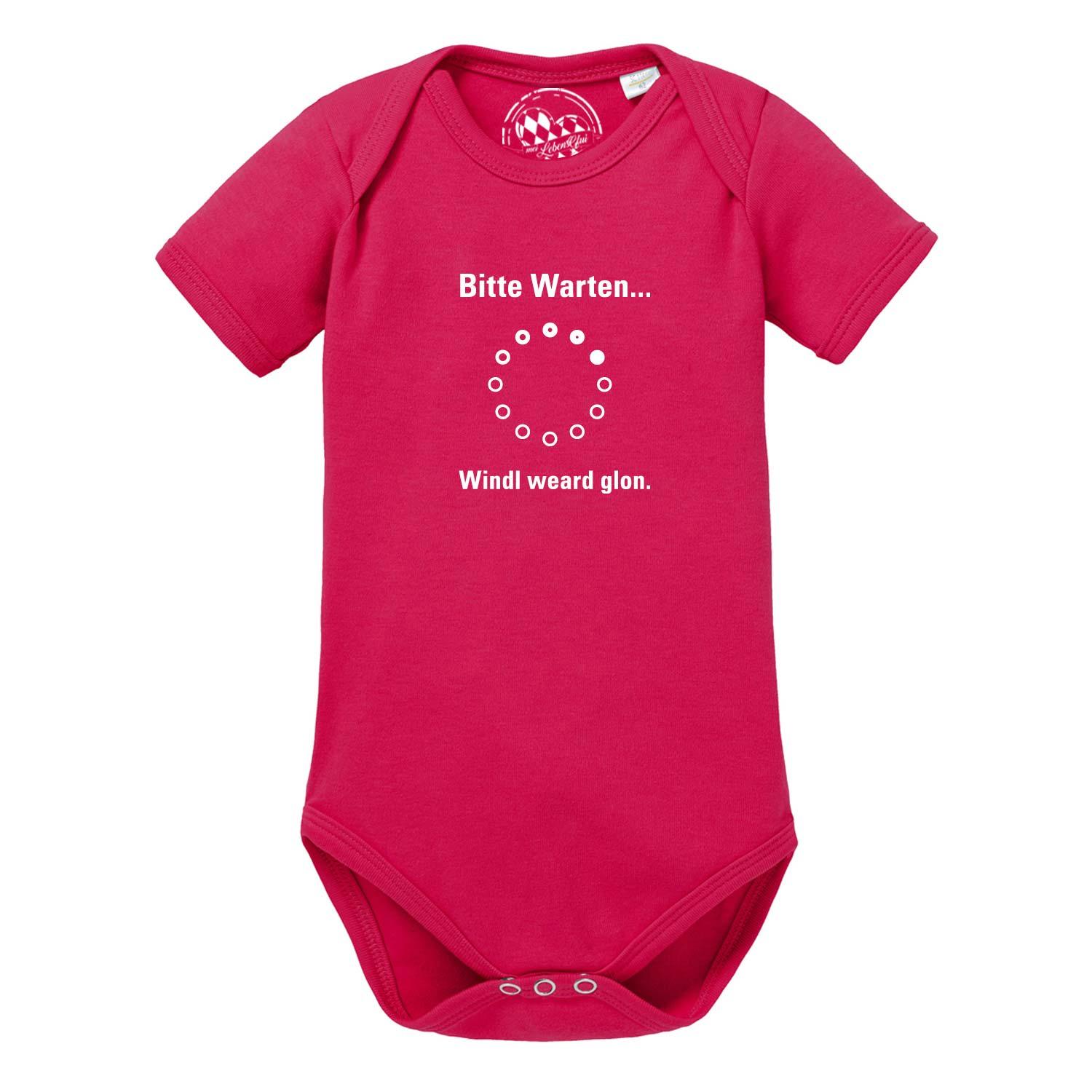 Weißer Babybody mit kurzem Arm, Frontprint „Bitte wartn …“, rotes bayerisches Herz und Blau-Weiß-Karo-Hintergrund; 100 % Baumwolle.
