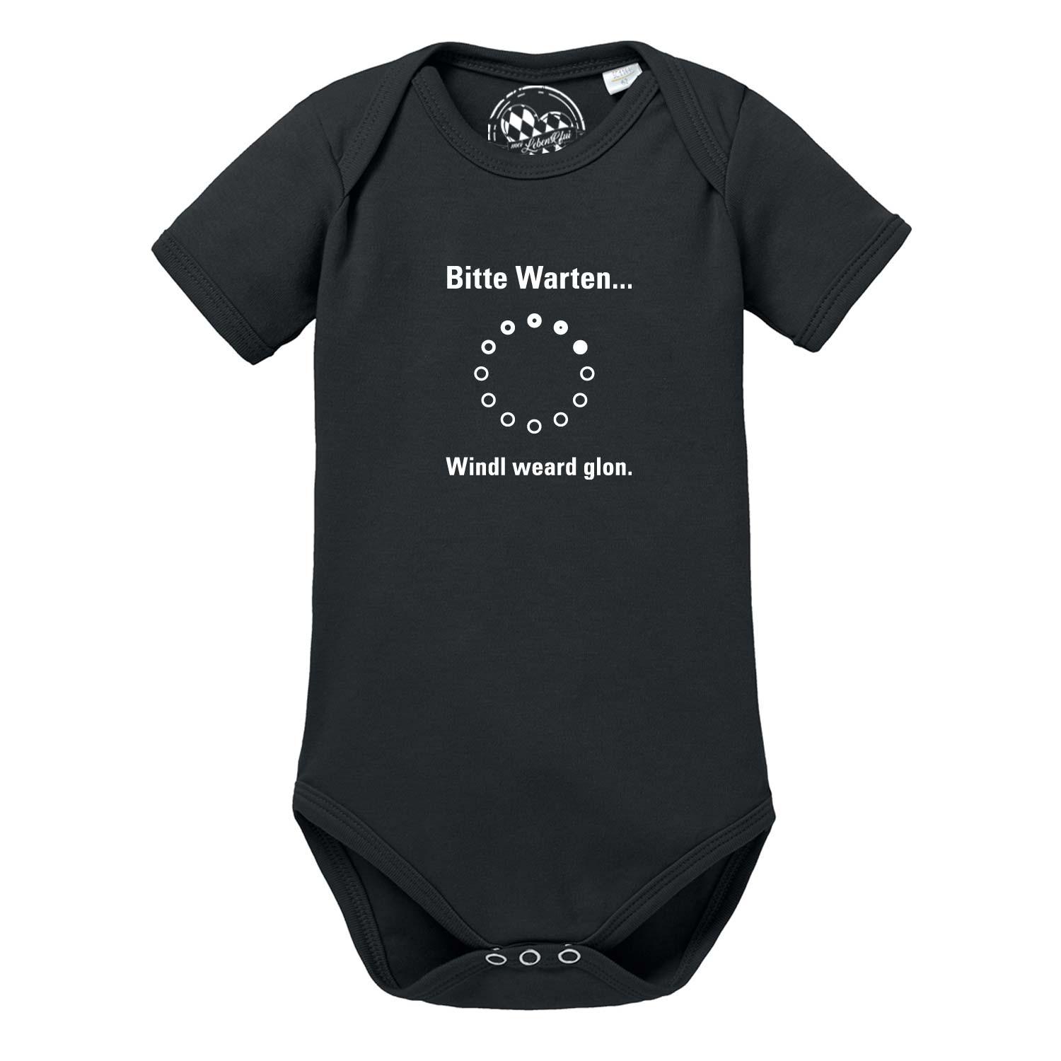 Hellgrauer Babybody mit kurzen Ärmeln, Brustdruck „Bitte wartn…“, dreisprachig, Text in Rot und Schwarz, aus Baumwolle.