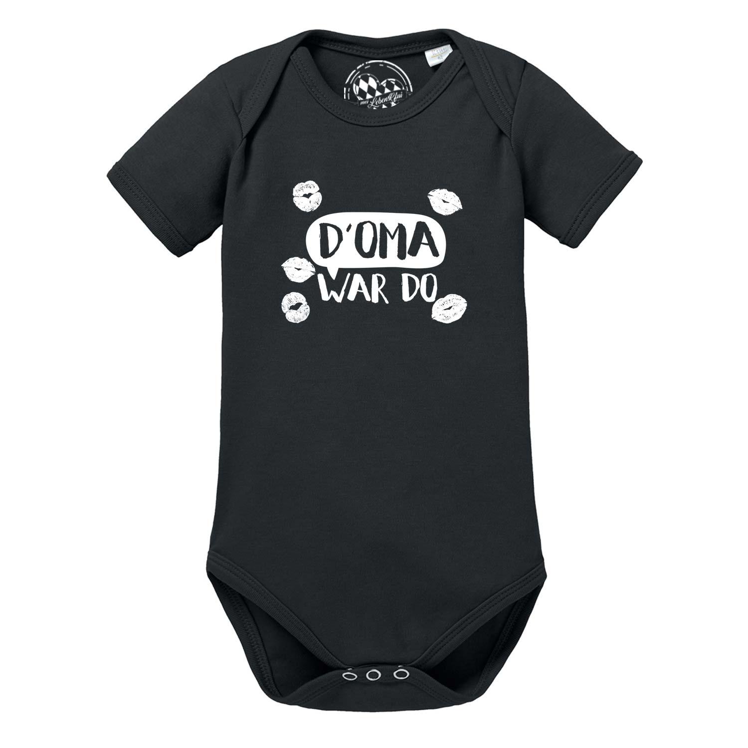 Weißer Babybody mit kurzem Arm, violettem Herz-Motiv und Schriftzug „D’ Oma war do… ❤️“, aus Baumwolle.