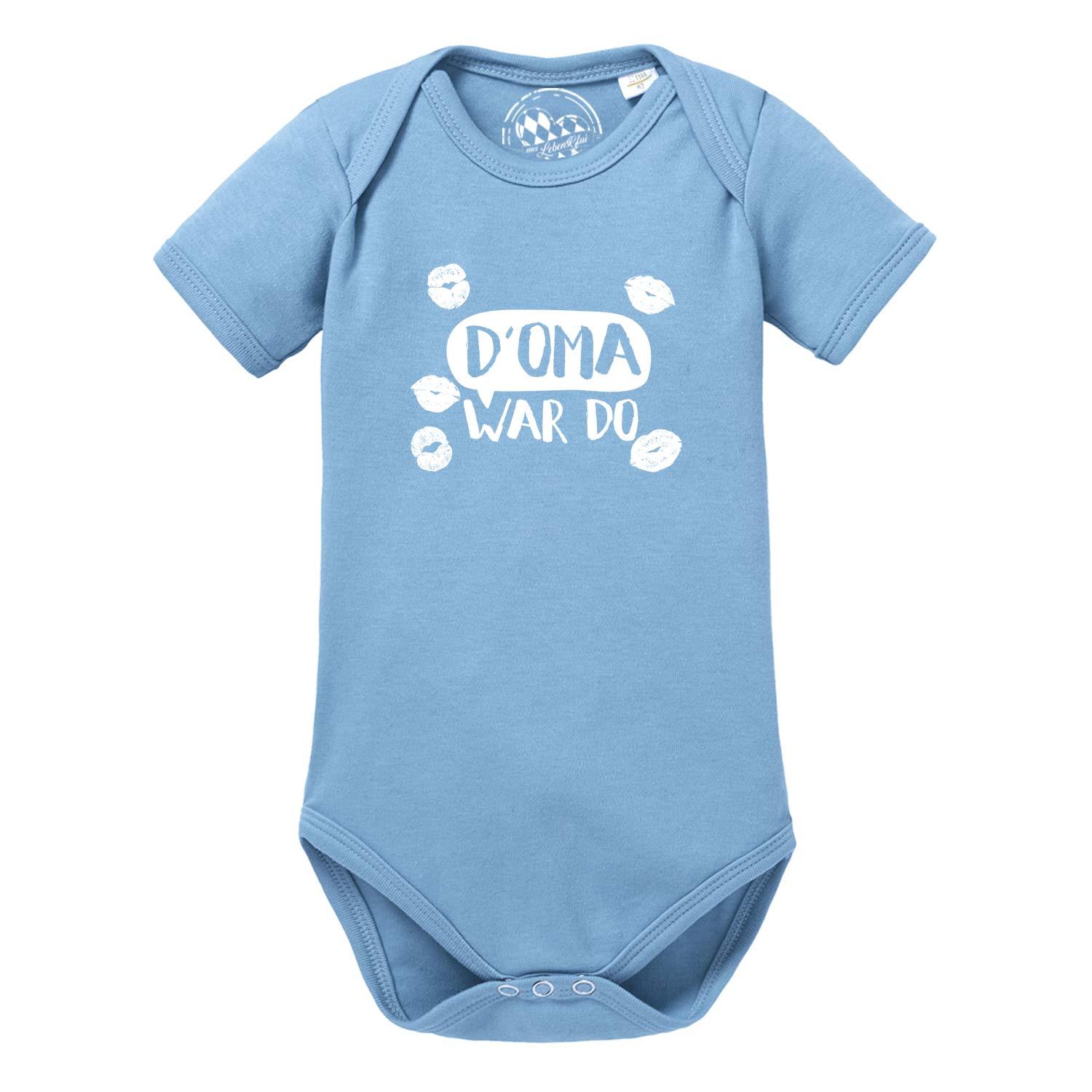 Kurzärmeliger, weißer Baby-Body mit blauem Schriftzug „D’ Oma war do...“ und bayerischem Herzmotiv aus Baumwolle.