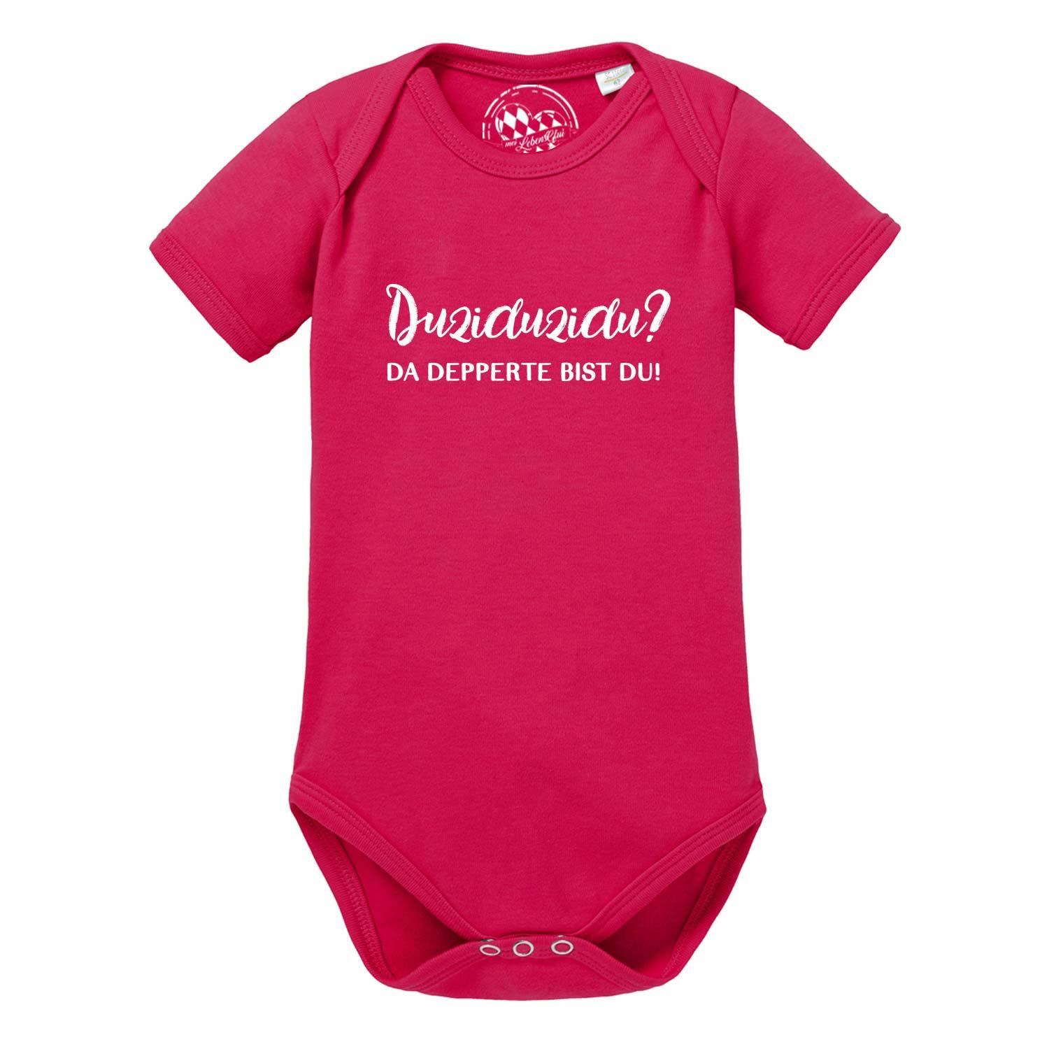 Weißer Baby-Body mit blauem Herz-Motiv, Aufschrift „Duziduzidu...“ vorn, runder Halsausschnitt, aus Baumwolle.