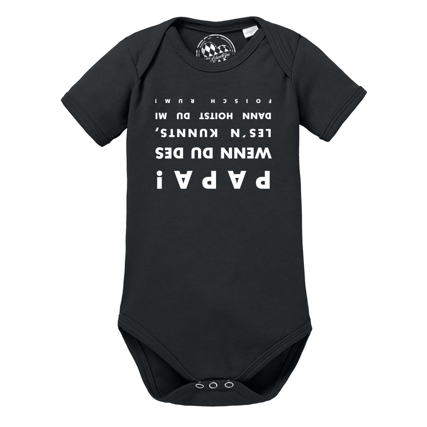 Weißer Babybody mit bayerischem Schriftzug „falsch rum“ in Blau und Herzmotiv, Kurzarm, aus Baumwolle.