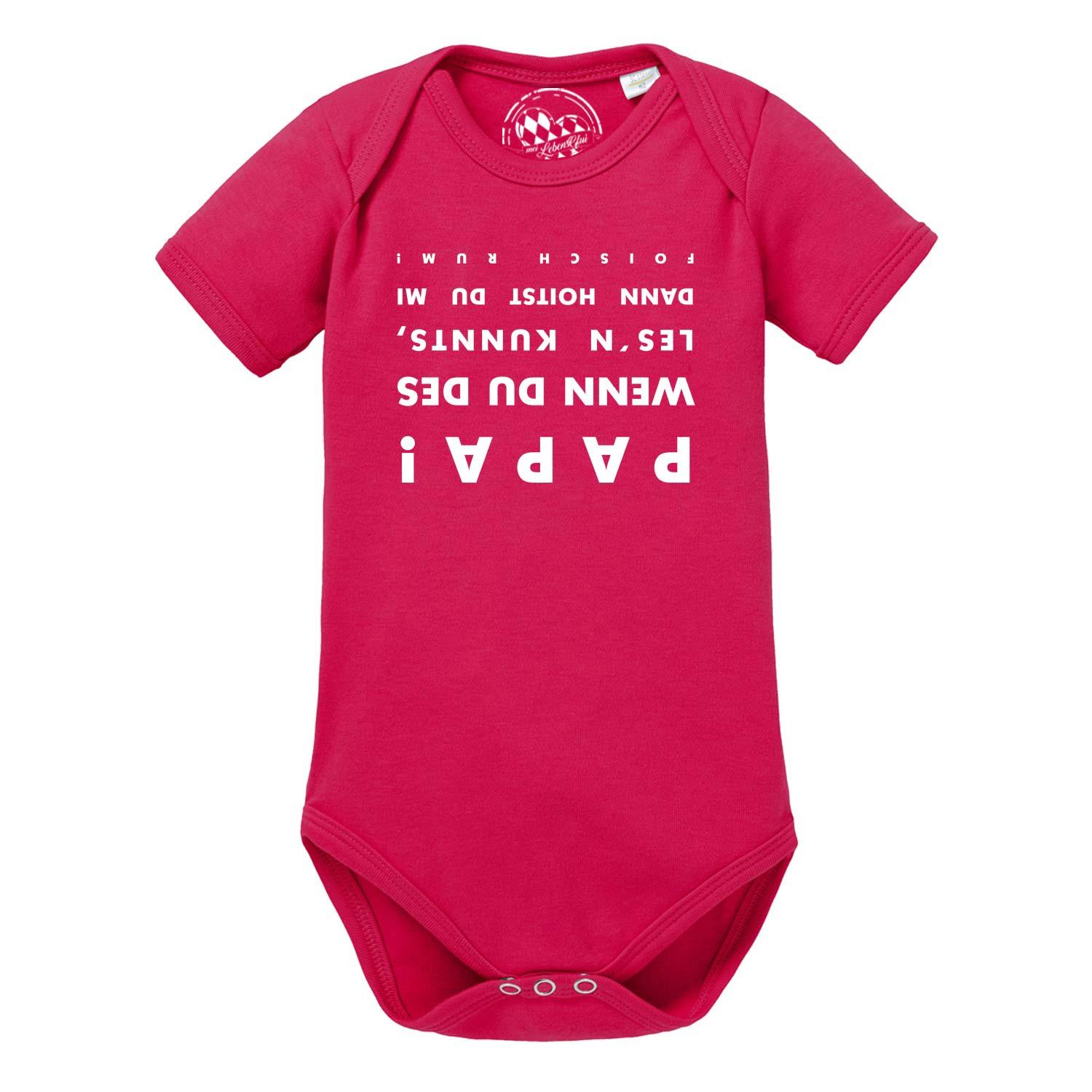 Kurzärmeliger Babybody in Hellgrau mit dunkelblauem Schriftzug „falsch rum“ auf der Vorderseite, aus Baumwolle.