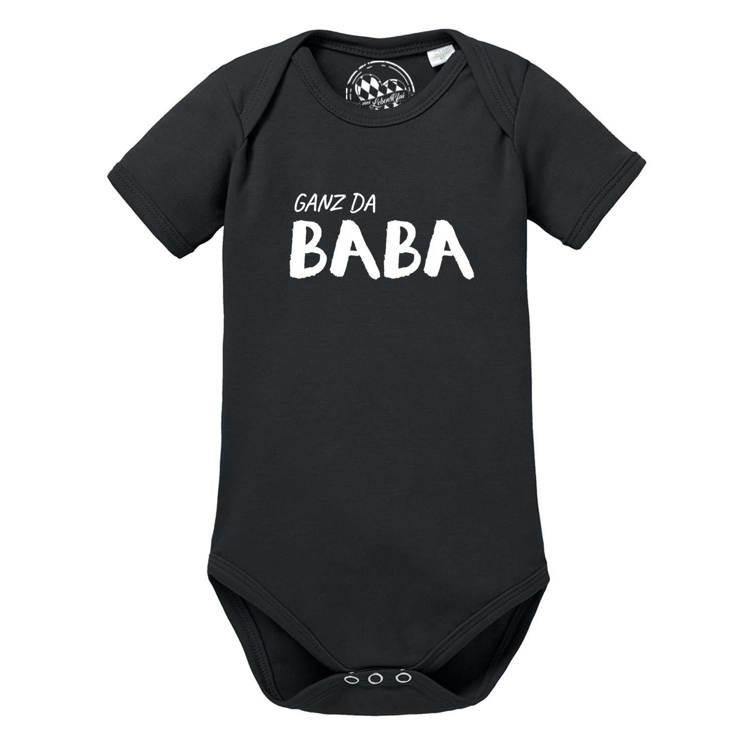 Weißer kurzärmeliger Babybody mit schwarzem Schriftzug „Ganz da Baba!“ und rundem Halsausschnitt aus Baumwolle.