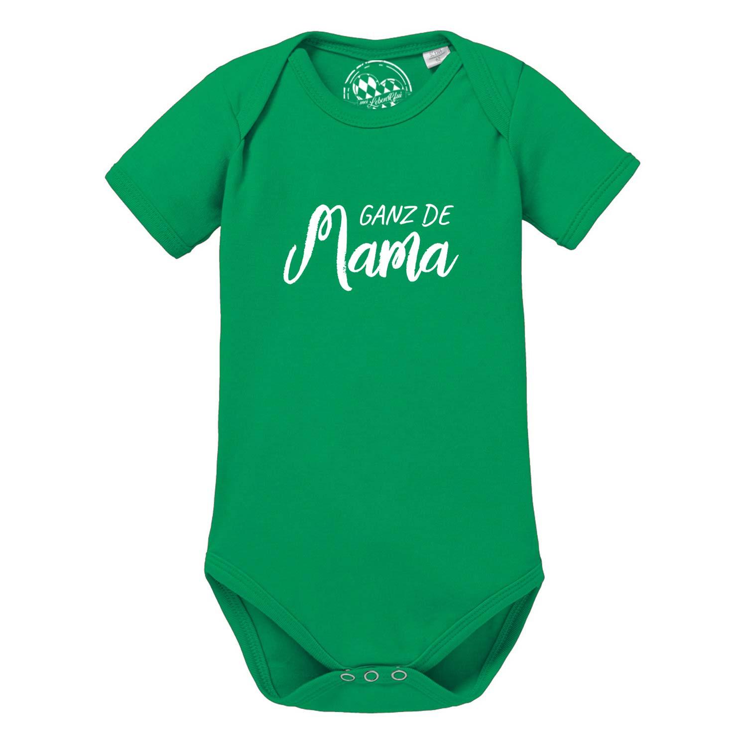 Weißer Babybody mit kurzen Ärmeln, mittigem schwarzem Schriftzug „Ganz de Mama – ganz da Wahnsinn“, aus Baumwolle.
