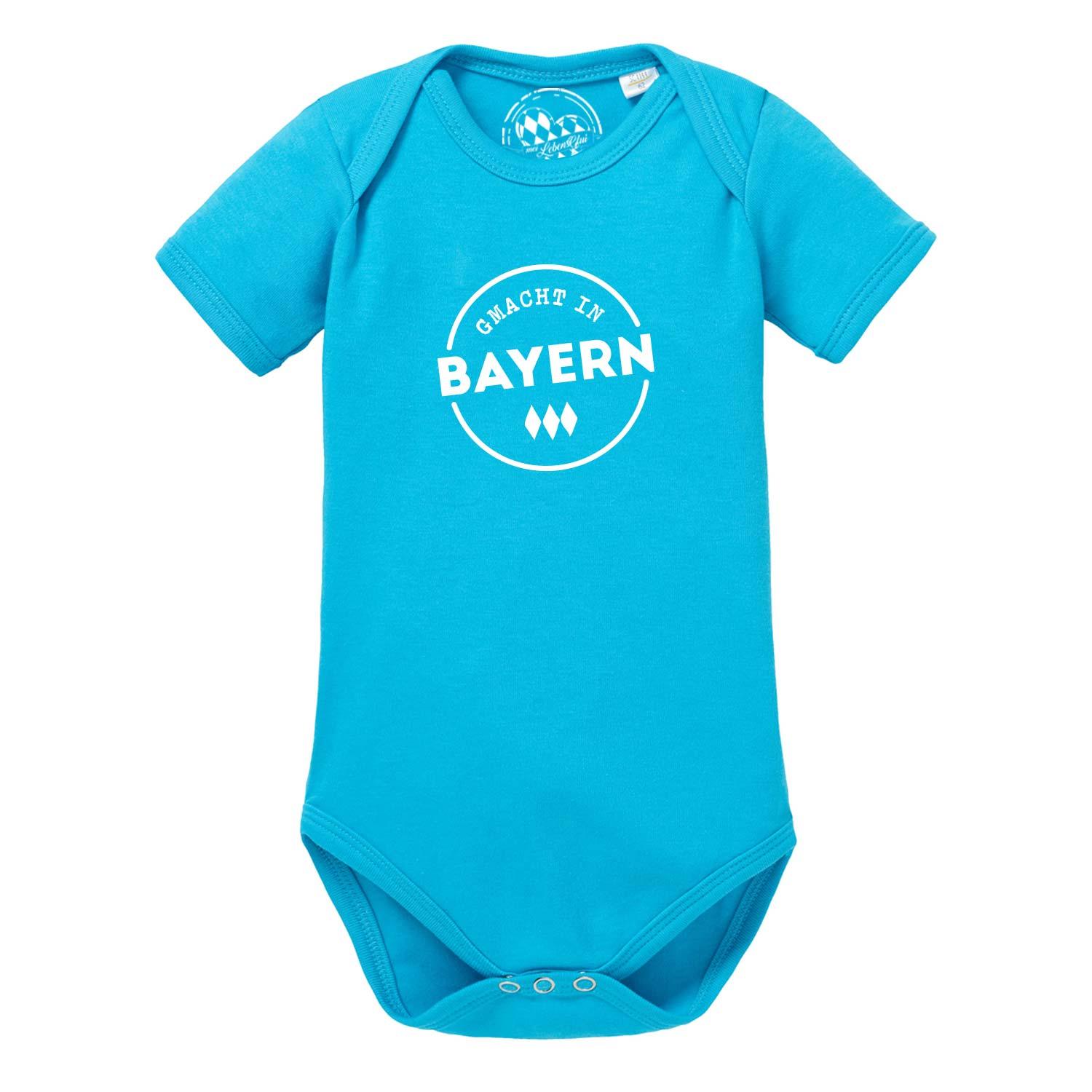 Hellgrauer Babybody mit kurzem Arm, Frontprint „Gmacht in Bayern“ und Bayern-Herz, aus weicher Baumwolle.