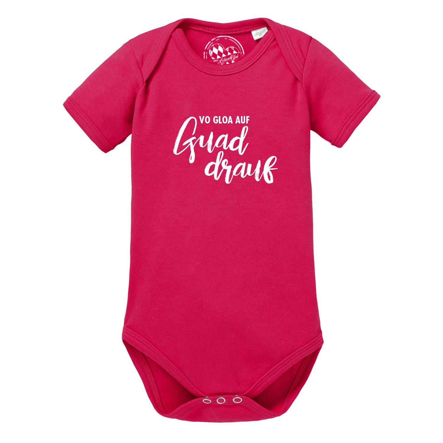 Weißer Babybody mit kurzem Arm, bayerischem Schriftzug „guad drauf“ und weiß-blauem Rautenmuster aus Baumwolle.