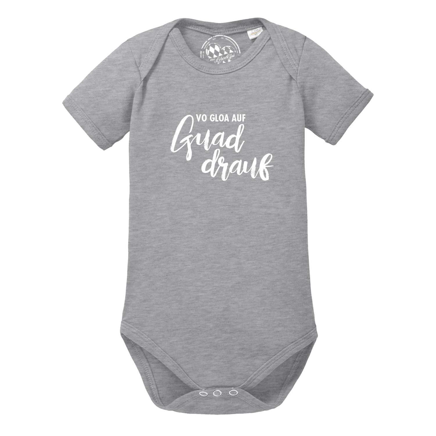 Kurzärmeliger, weißer Babybody mit blauem Herz-Motiv und bayerischem Schriftzug „guad drauf“, aus Baumwolle.
