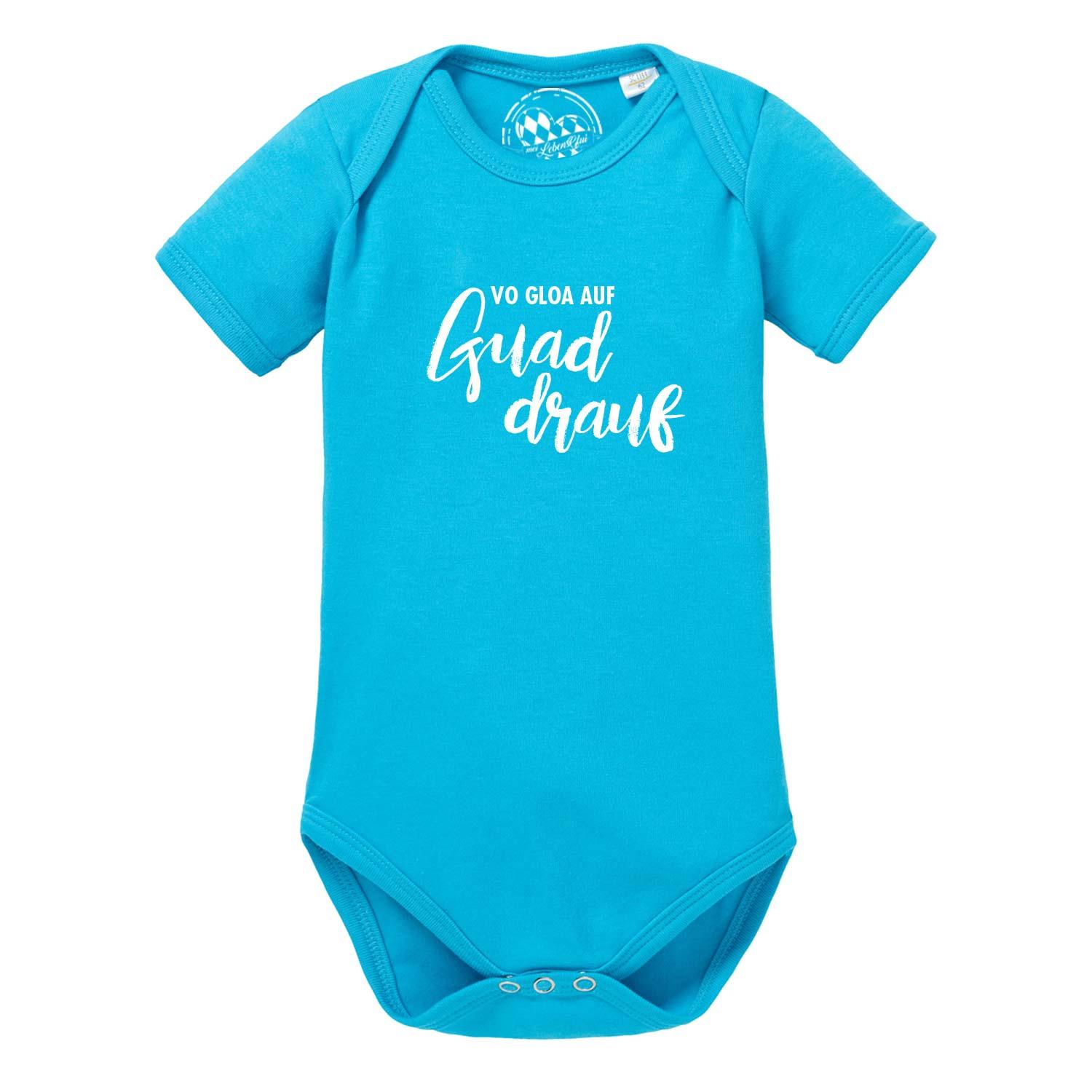 Kurzärmeliger weißer Babybody mit blauem Aufdruck „guad drauf“ und Herzmotiv, aus weicher Baumwolle.