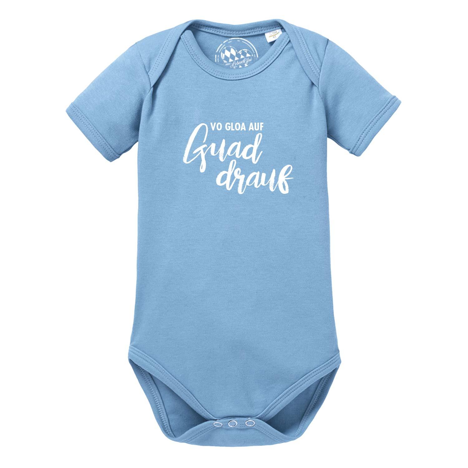 Kurzärmeliger, weißer Babybody mit blauem Aufdruck „guad drauf“ und bayerischem Herz-Motiv vorn; aus Baumwolle.