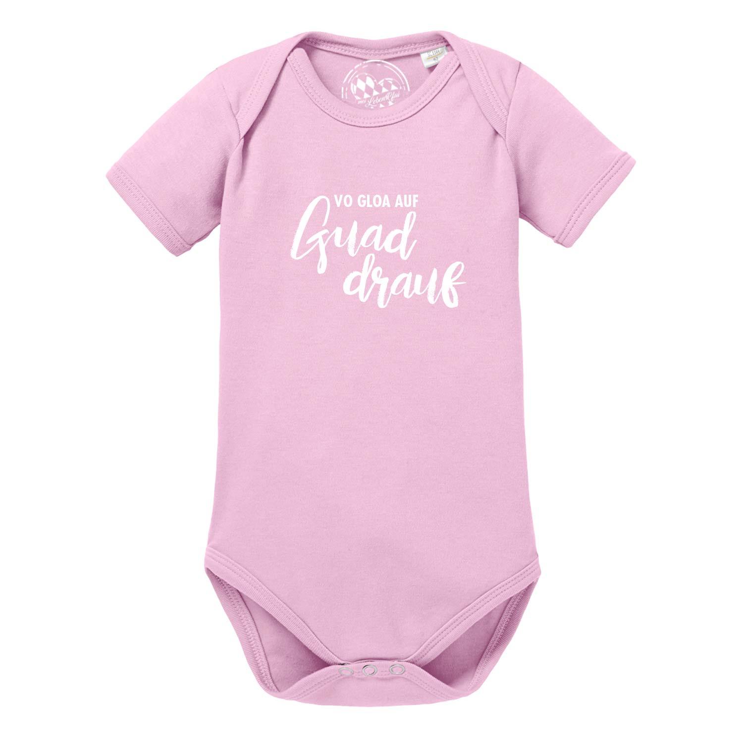 Weißer Kurzarm-Babybody mit blauem Aufdruck „guad drauf“, runder Halsausschnitt, aus weicher Baumwolle.