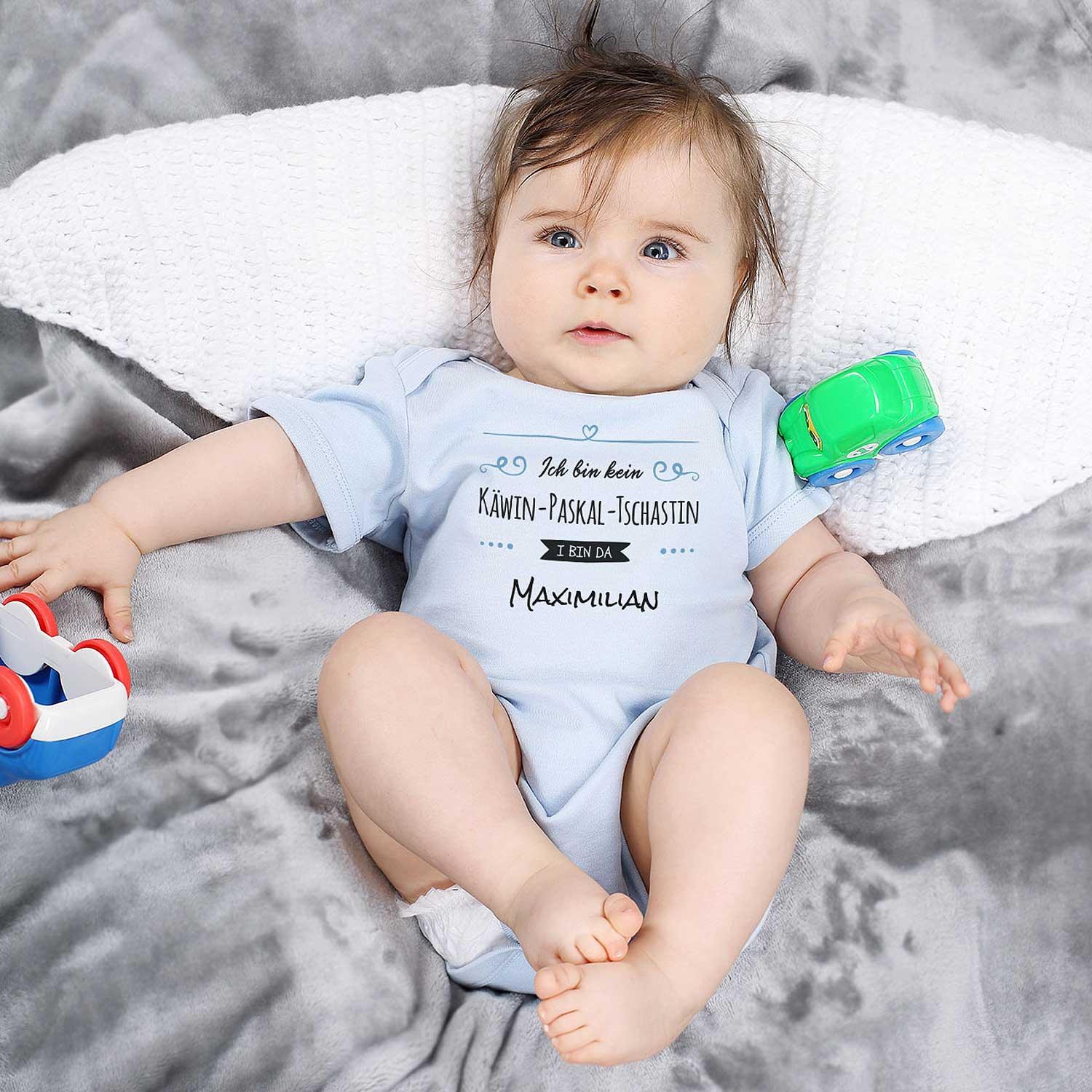 Weißer Baby-Body mit schwarzem Aufdruck „I bin da Wunschname“, Rundhalsausschnitt und Druckknöpfen im Schritt; Baumwolle.