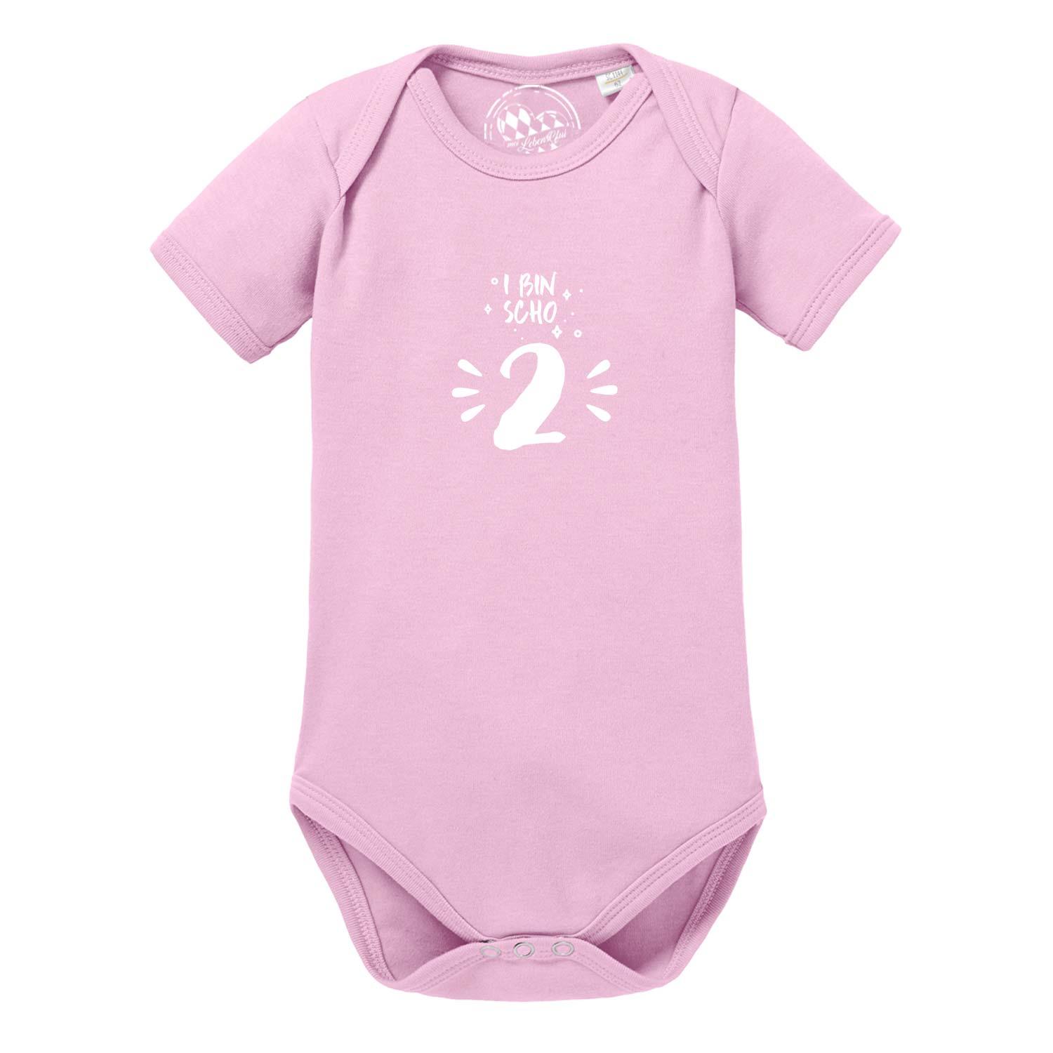 Weißer Babybody mit kurzem Arm, blauem Schriftzug „I bin scho 2!“, Rundhalsausschnitt aus Baumwolle.