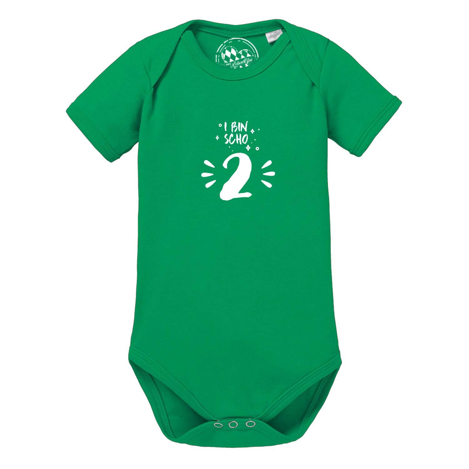 Hellgrauer Babybody mit kurzem Arm, dunkelblauem Aufdruck „I bin scho 2!“, runder Halsausschnitt, aus Baumwolle.