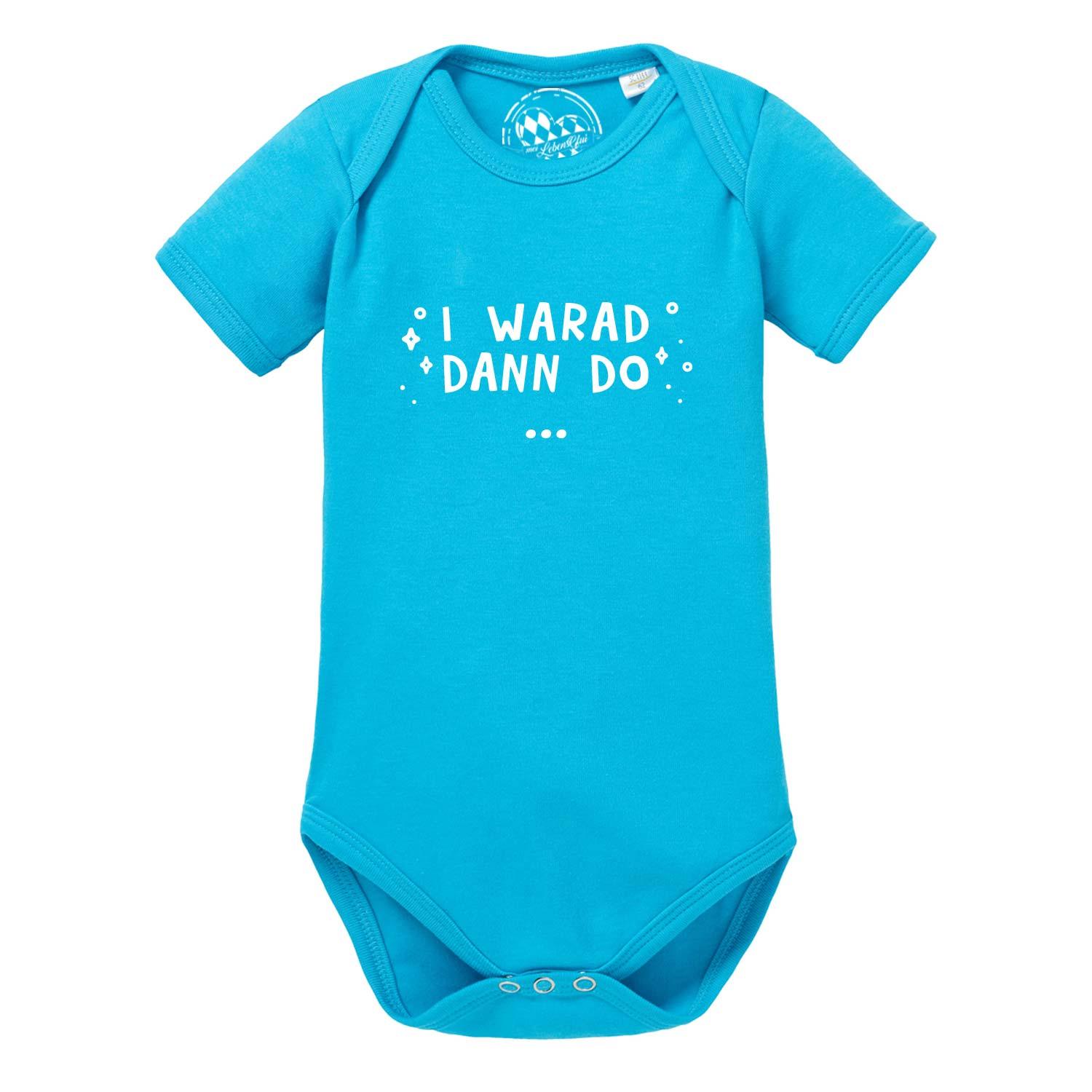 Kurzarm-Babybody in Weiß mit blauem Schriftzug „I warad dann do“, rundem Halsausschnitt und Druckknöpfen; aus Baumwolle.