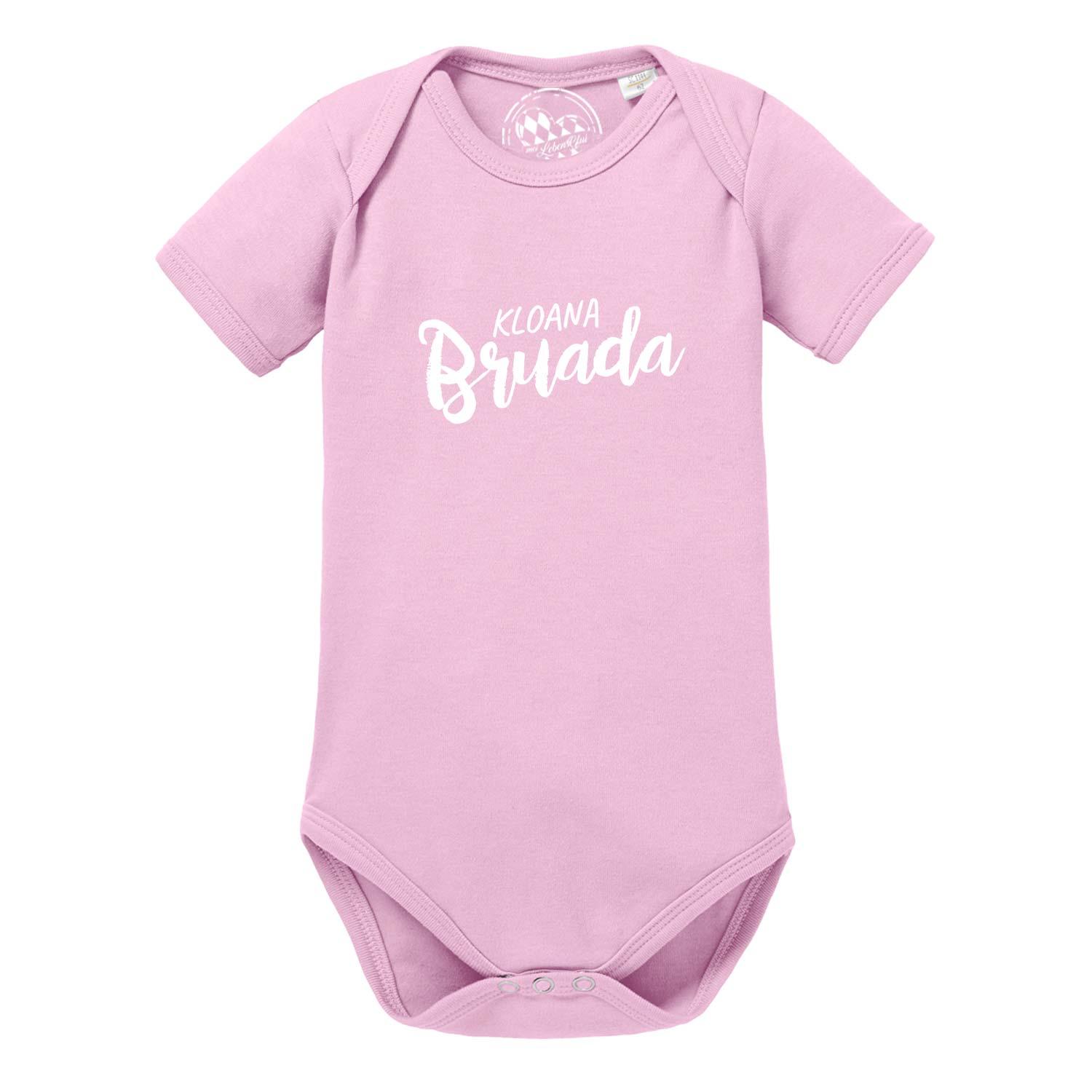 Weißer Babybody mit kurzem Arm und grauem Schriftzug „Kloana Bruada“, Rundhalsausschnitt, aus Baumwolle.