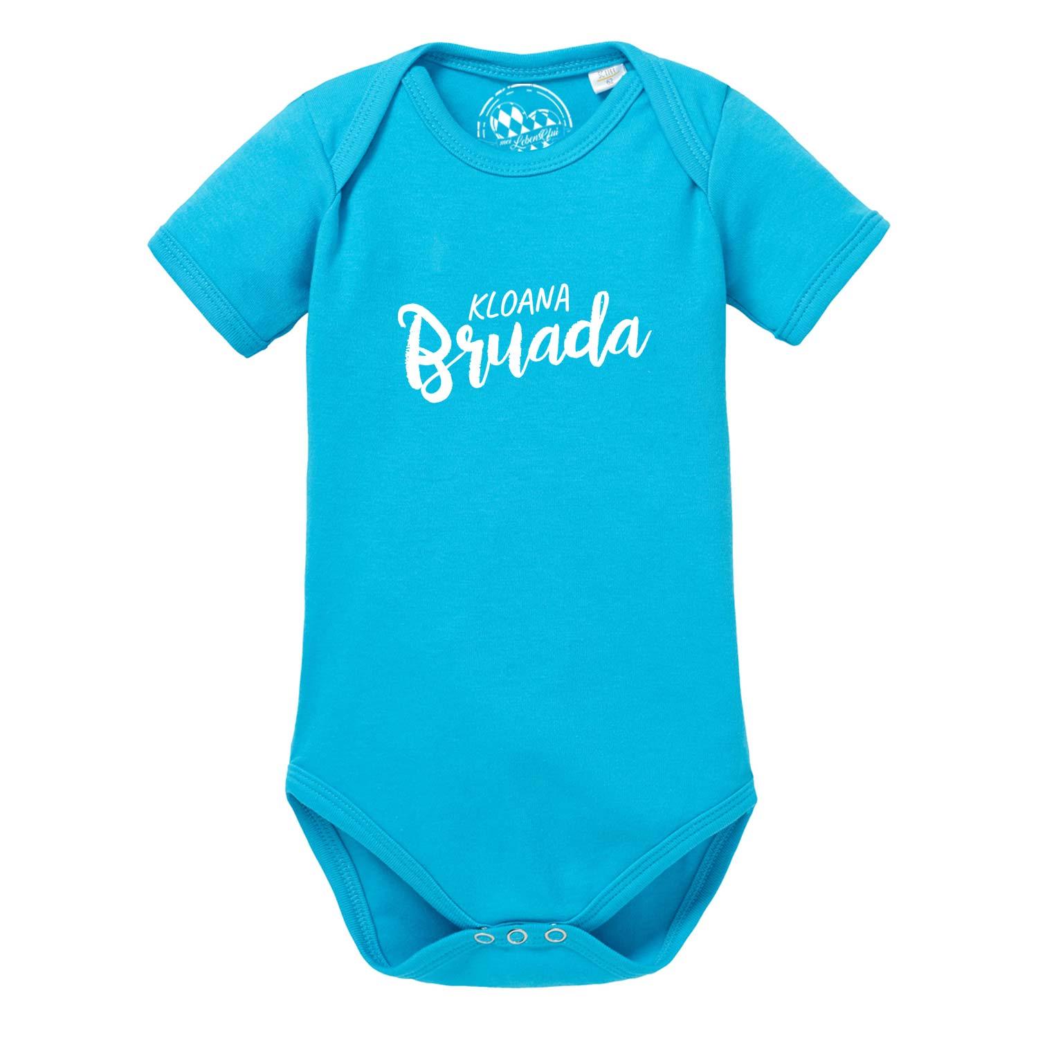 Weißer Babybody mit schwarzem Schriftzug „Kloana Bruada“, Rundhalsausschnitt und kurzen Ärmeln aus Baumwolle.