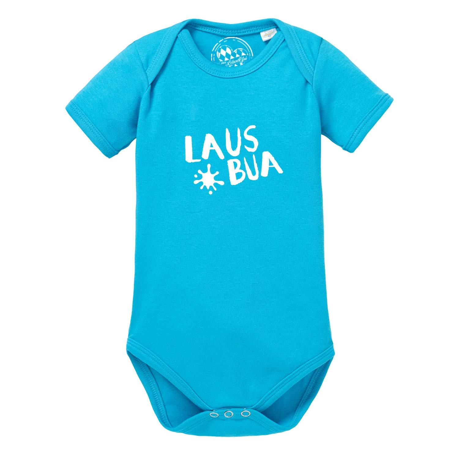 Kurzärmeliger weißer Babybody mit blauem Schriftzug „Lausbua“ und Herz, runder Halsausschnitt, aus Baumwolle.