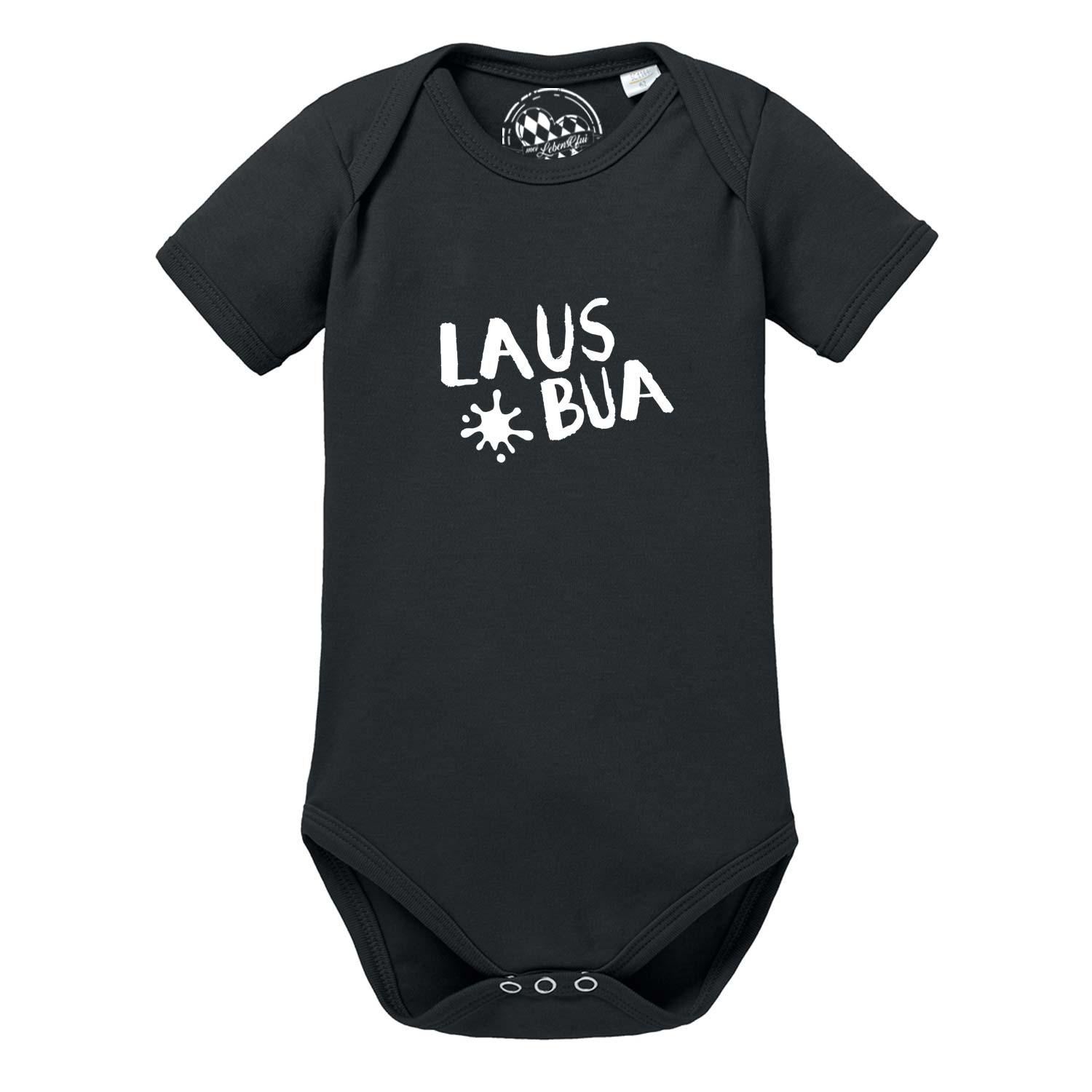 Hellblauer Babybody mit kurzem Arm, dunkelblauem Schriftzug „Lausbua“ und weißem Druckknopf-Verschluss unten; aus Baumwolle.