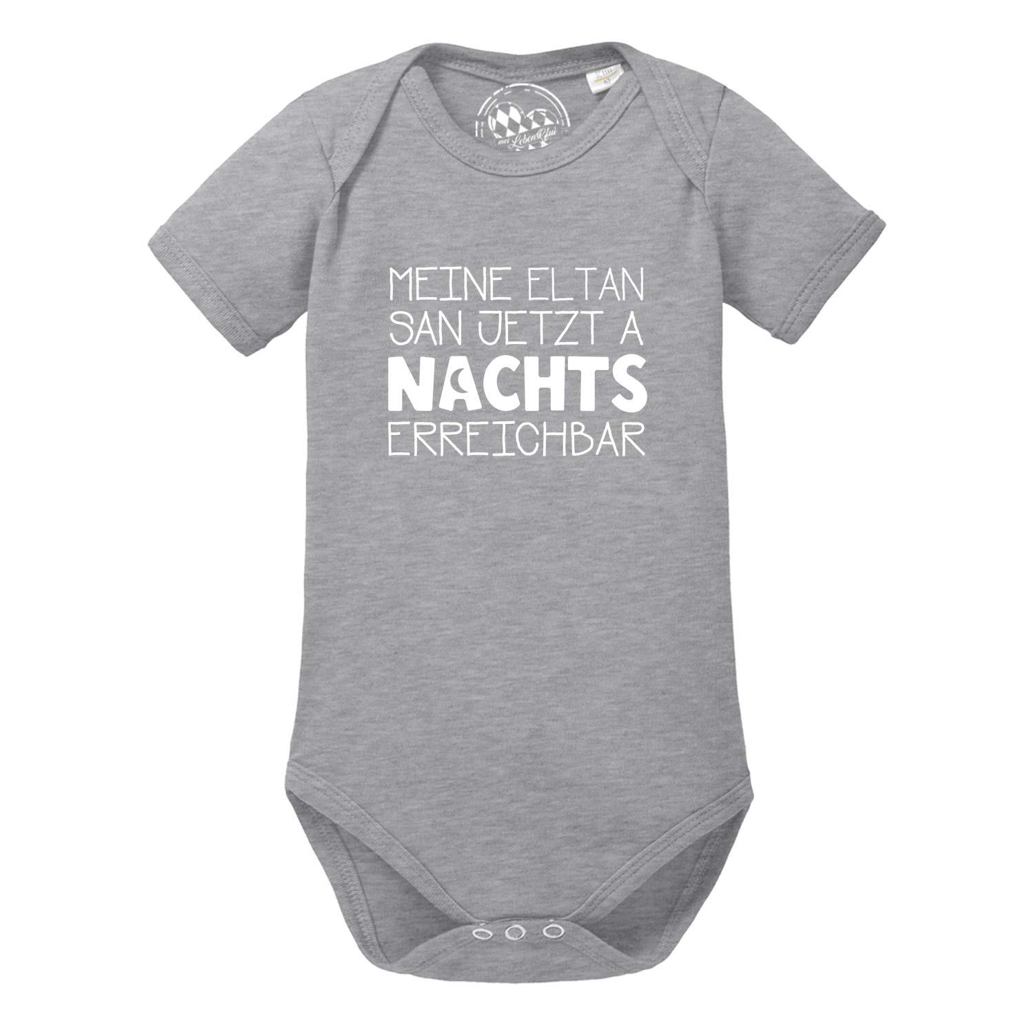 Weißer Babybody mit kurzem Arm, Aufschrift „Nachts erreichbar!“ und kleinem Herzmotiv auf der Vorderseite; Baumwolle.