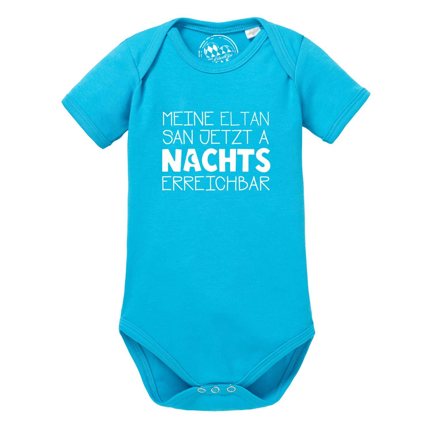 Weißer Babybody mit kurzen Ärmeln, blauem Aufdruck „Nachts erreichbar!“ und Herzsymbol, aus weicher Baumwolle.