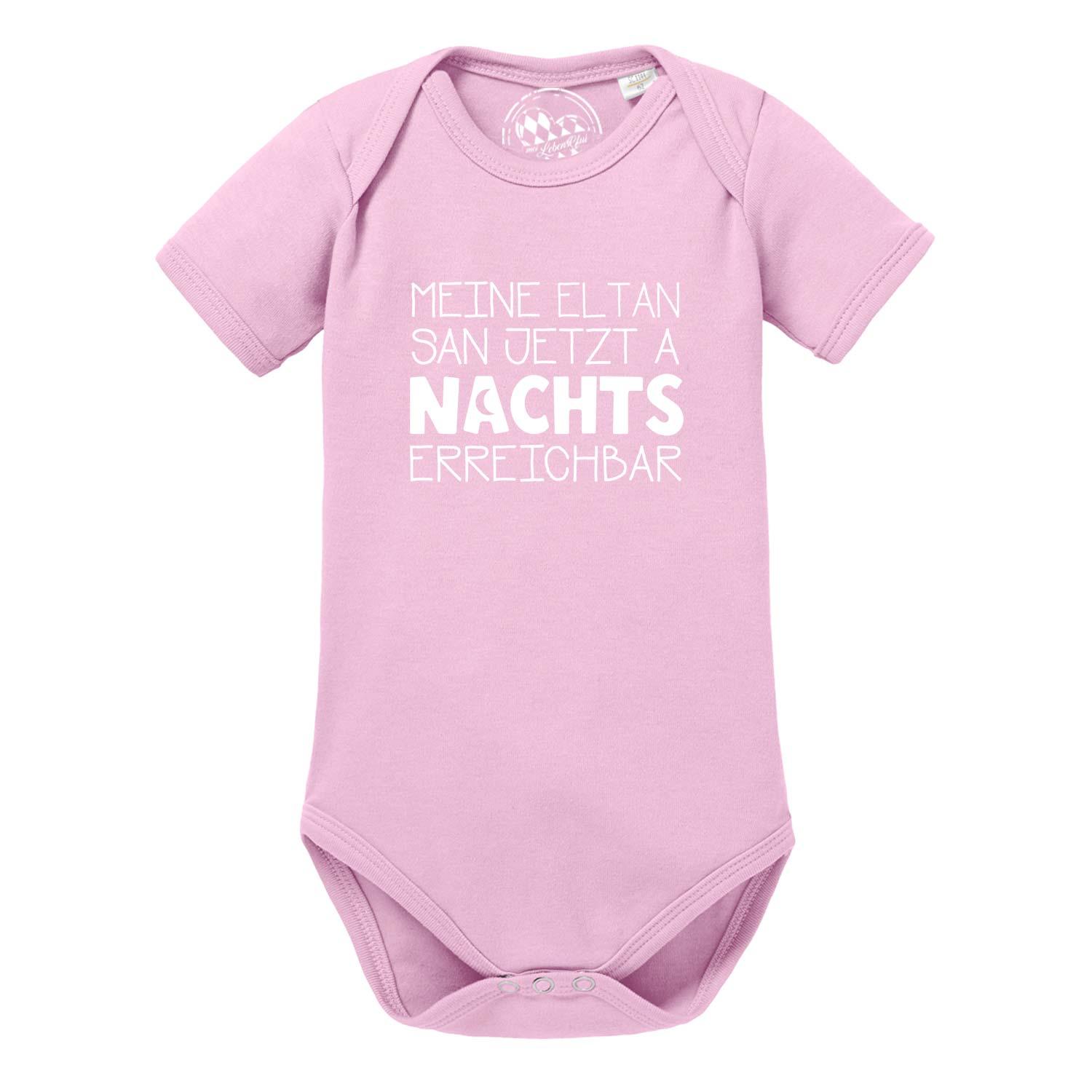 Weißer Babybody mit kurzen Ärmeln, schwarzem Schriftzug „Nachts erreichbar!“ und bayerischem Herz-Motiv, aus Baumwolle.