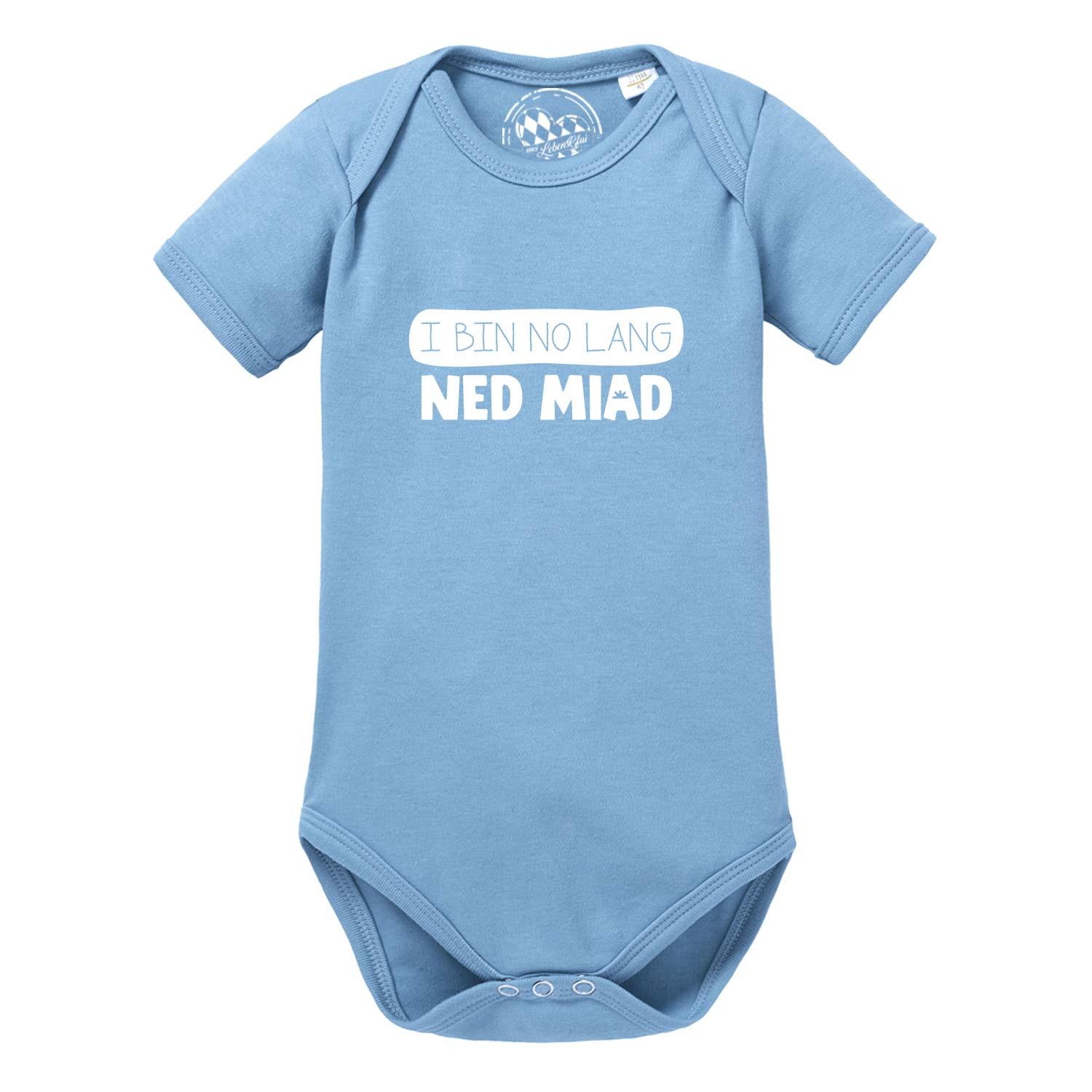 Weißer Kurzarm-Babybody mit blauem bayerischen Schriftzug „no lang ned miad!“ aus weicher Baumwolle.