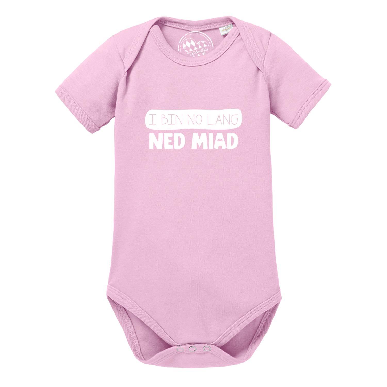 Weißer Kurzarm-Babybody mit blauem Schriftzug „no lang ned miad!“, runder Halsausschnitt, reine Baumwolle.