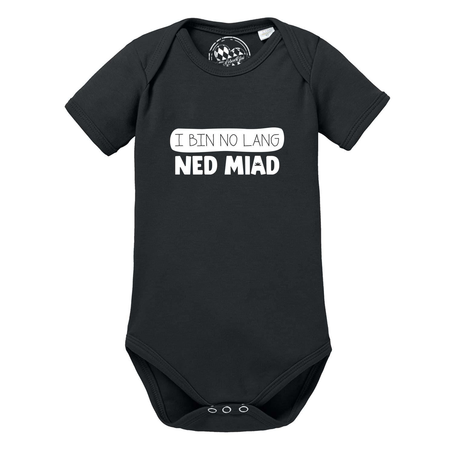 Kurzärmeliger Baby-Body in Hellgrau mit blauem Schriftzug „no lang ned miad!“ und bayerischem Herz-Motiv, aus Baumwolle.
