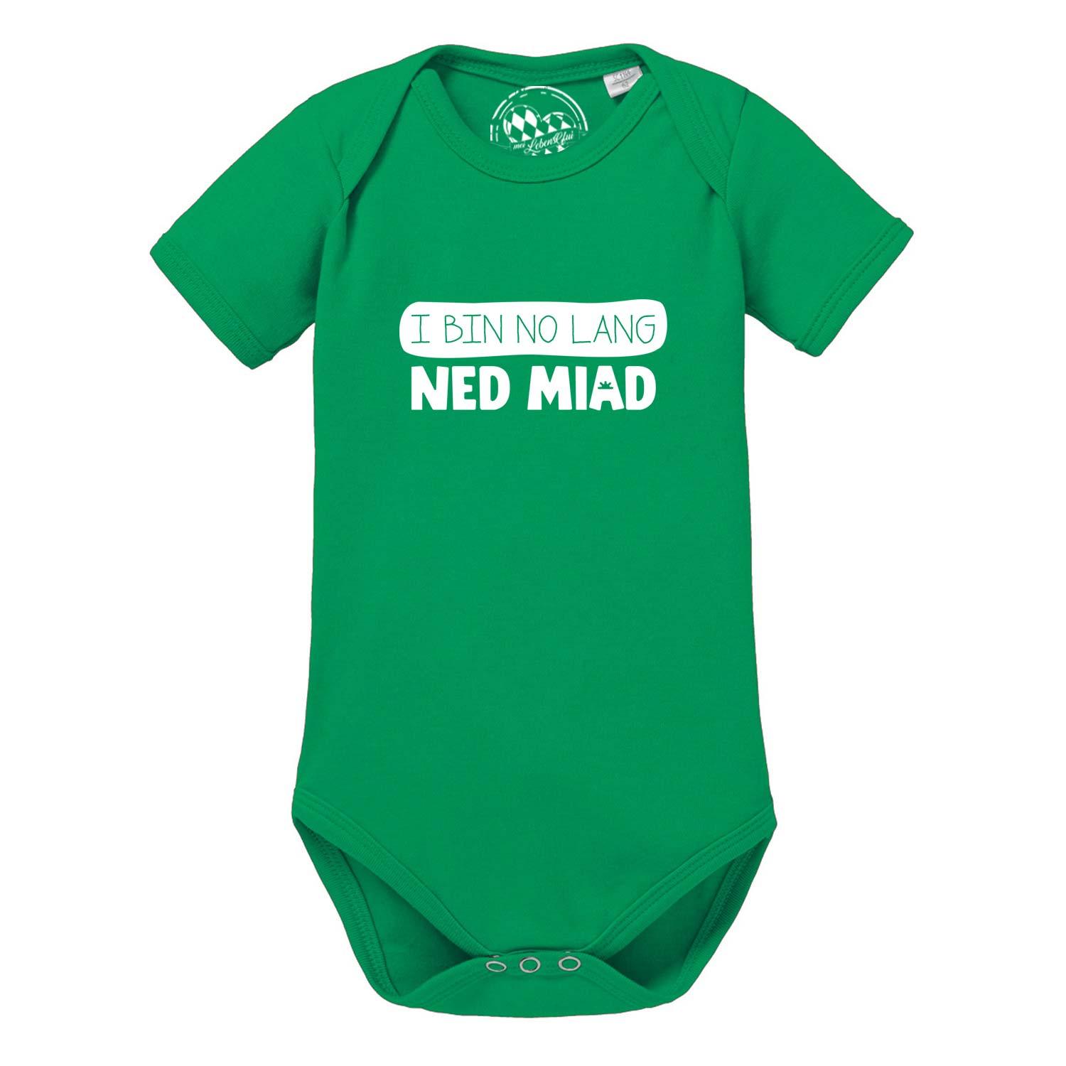 Weißer Baby-Body mit kurzen Ärmeln, mittig blauer Schriftzug „no lang ned miad!“, runder Beinausschnitt, aus Baumwolle.
