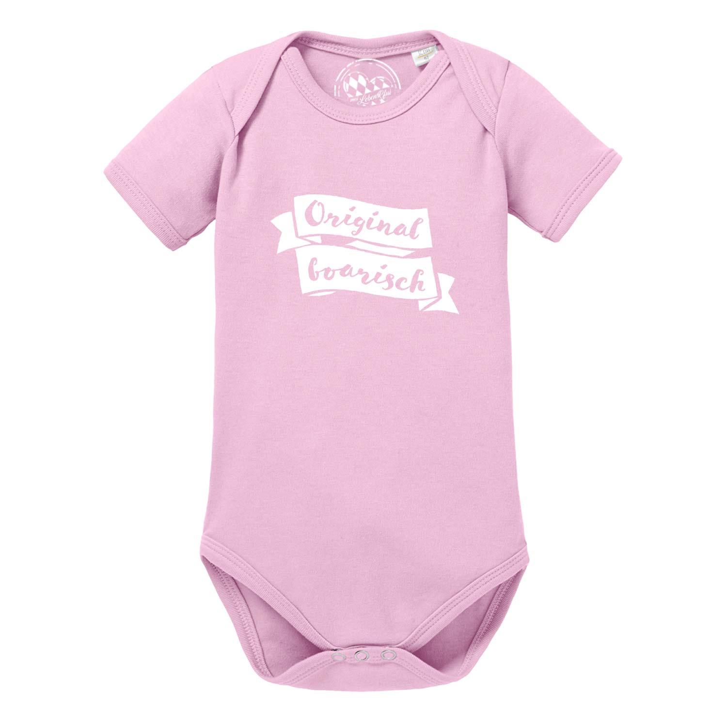 Weißer Babybody mit kurzen Ärmeln, bayerischem Schriftzug „Original boarisch“ und Rautenmuster, aus Baumwolle.