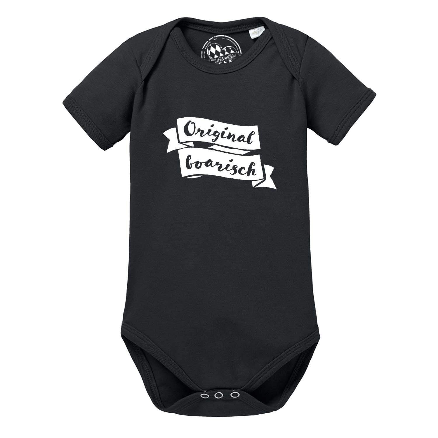 Weißer Baby-Body mit kurzen Ärmeln, blauem Brustaufdruck „Original boarisch“ und Herzmotiv aus Baumwolle.