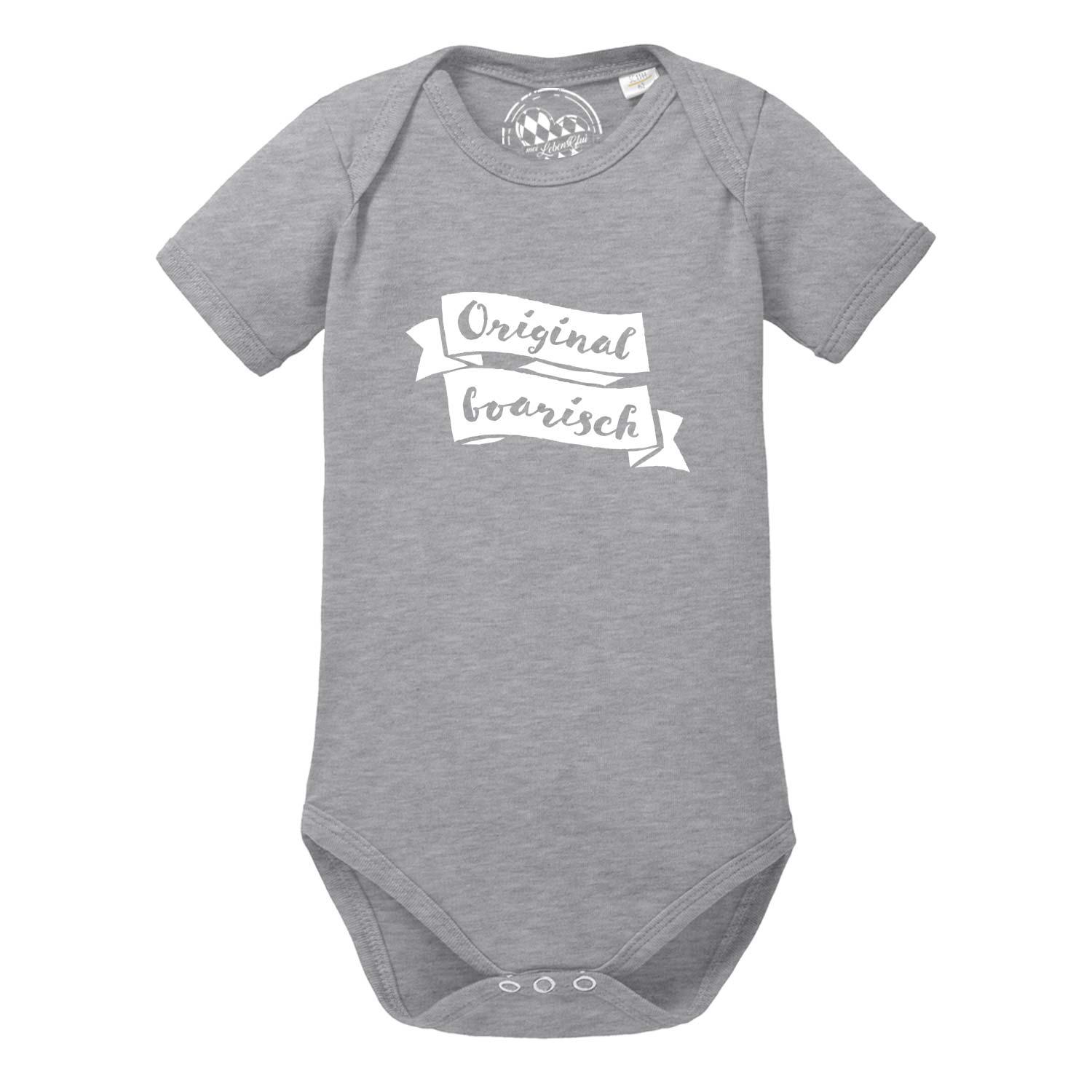 Kurzärmeliger weißer Babybody mit dunkelblauem Aufdruck „Original boarisch“ in Herzform, aus Baumwolle.