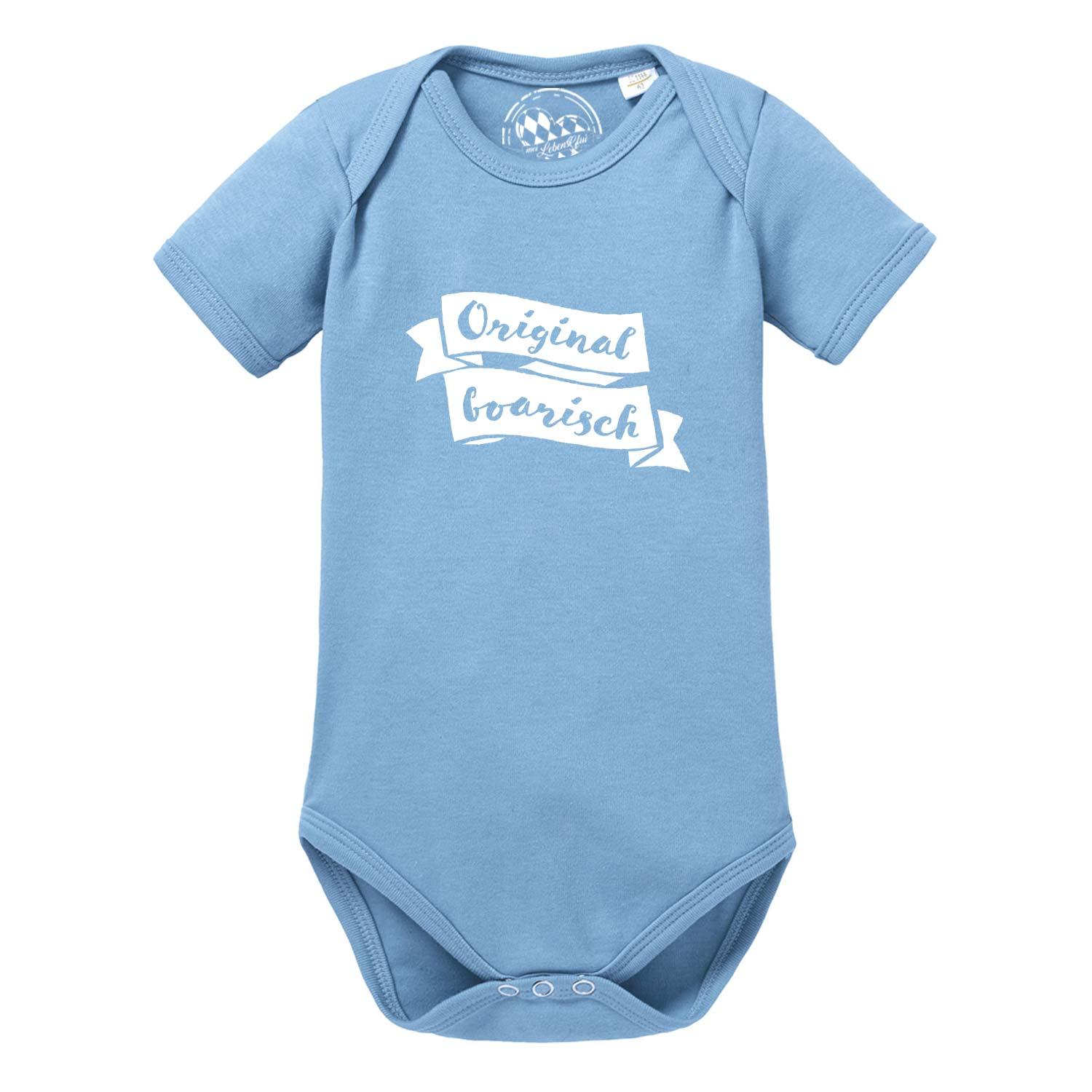 Hellgrauer Babybody mit kurzen Ärmeln, schwarzem Schriftzug „Original boarisch“ und Herzmotiv vorne; aus Baumwolle.