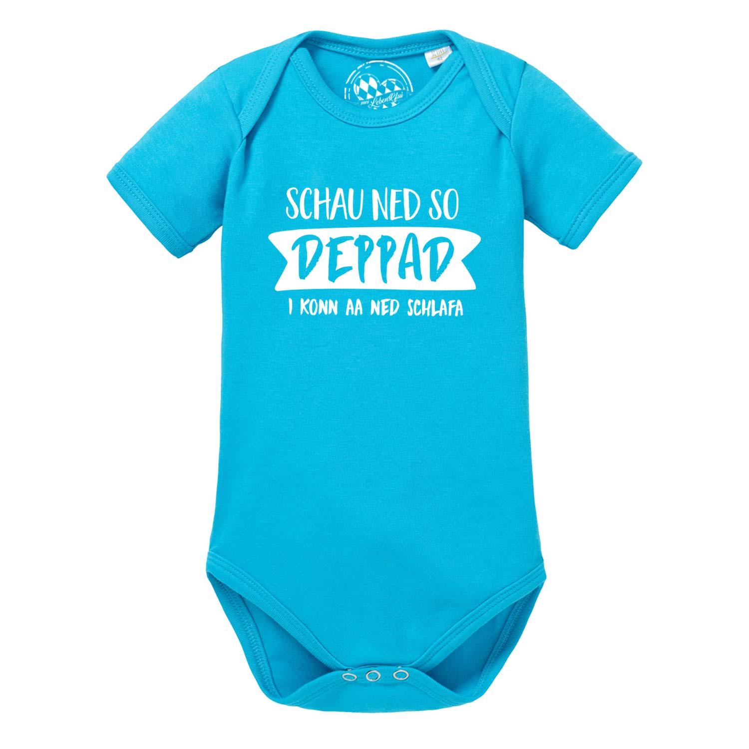 Weißer Kurzarm-Babybody mit schwarzem Aufdruck „schau ned so...“ und bayerischem Herzmotiv, aus Baumwolle.