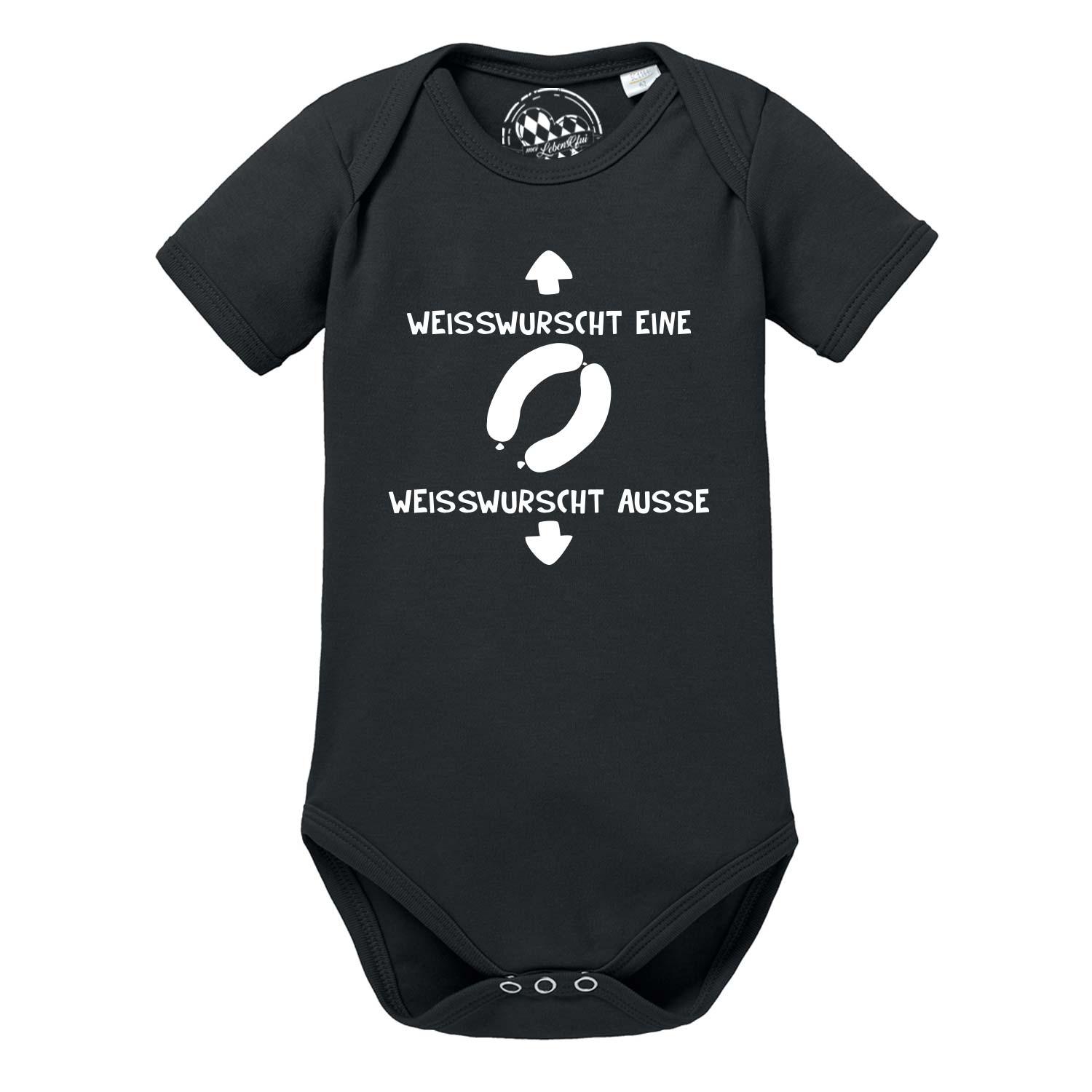 Weißer Baby-Body mit kurzen Ärmeln, Druckknöpfen und blauem „Weißwurscht“ Schriftzug auf der Brust; aus Baumwolle.