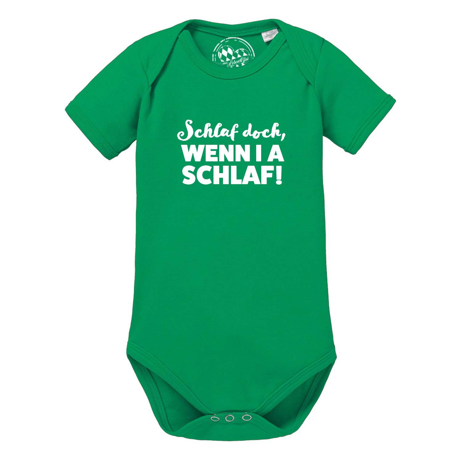 Weißer Babybody mit bayerischem Spruch „...wenn i a schlaf!!“ und Herz-Motiv auf der Brust, kurze Ärmel, aus Baumwolle.