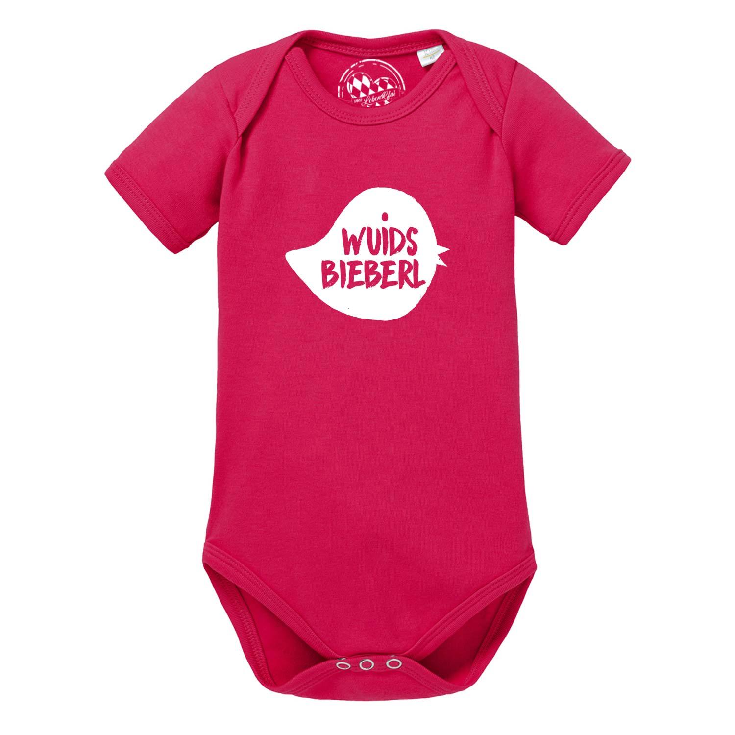 Kurzärmliger weißer Babybody mit dunkelblauem Aufdruck „wuids bieberl“ und Flammen-Illustration, aus Baumwolle.