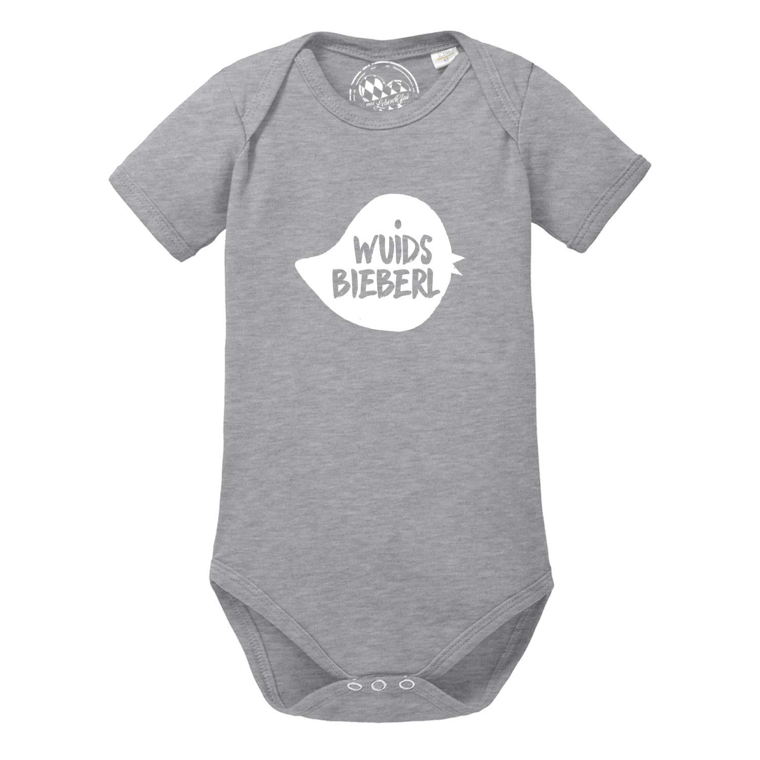 Weißer Babybody mit kurzen Ärmeln, Aufdruck „Wuids Bieberl“ in Braun und Hirschkopf-Motiv; aus Baumwolle.