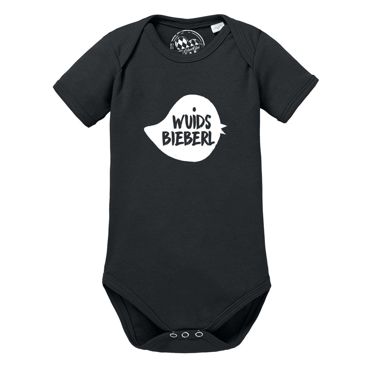 Weißer Babybody mit kurzem Arm, Aufschrift „Wuids Bieberl“ in Pink, Herz-Motiv, runder Halsausschnitt, Baumwolle.