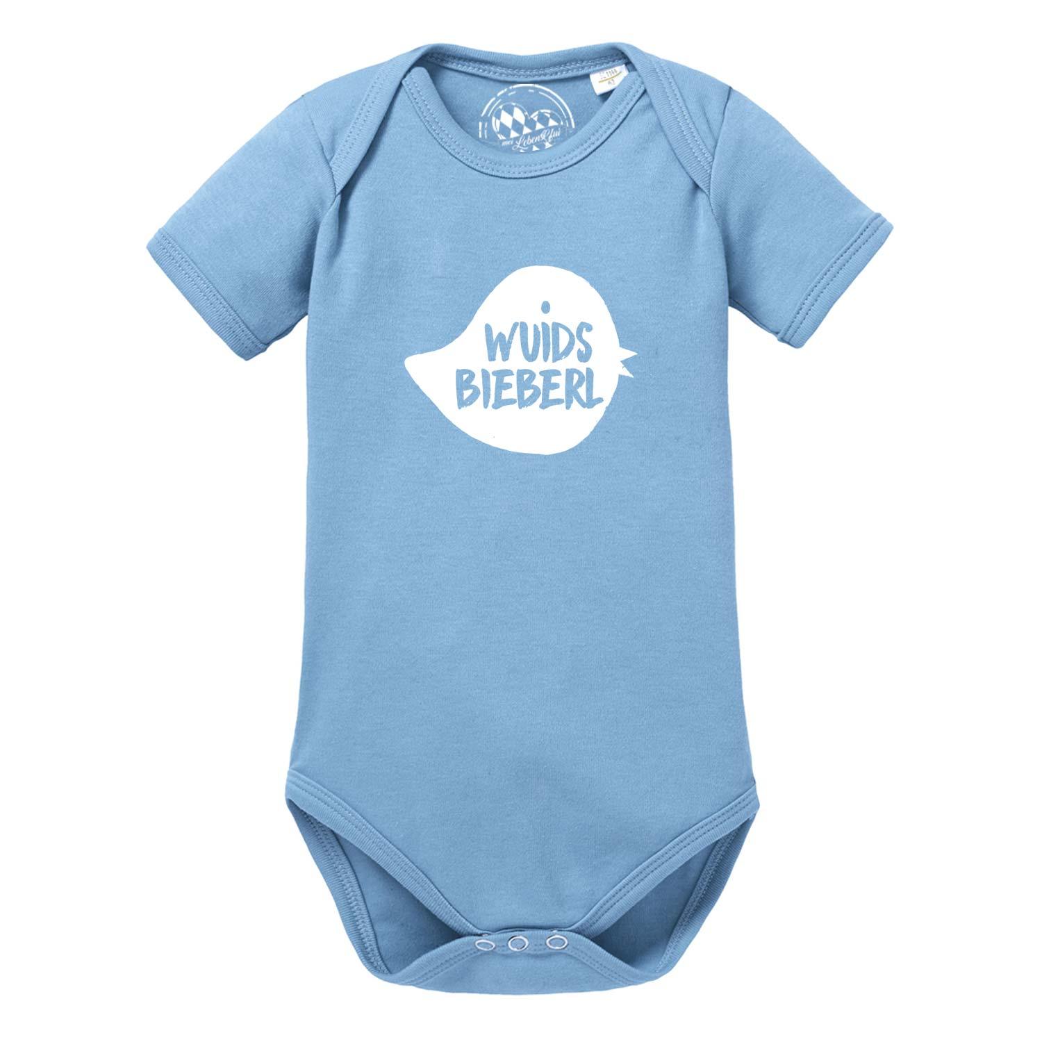 Hellgrauer Babybody mit dunkelblauem Schriftzug „Wuids Bieberl“, Rundhalsausschnitt, kurze Ärmel, aus Baumwolle.